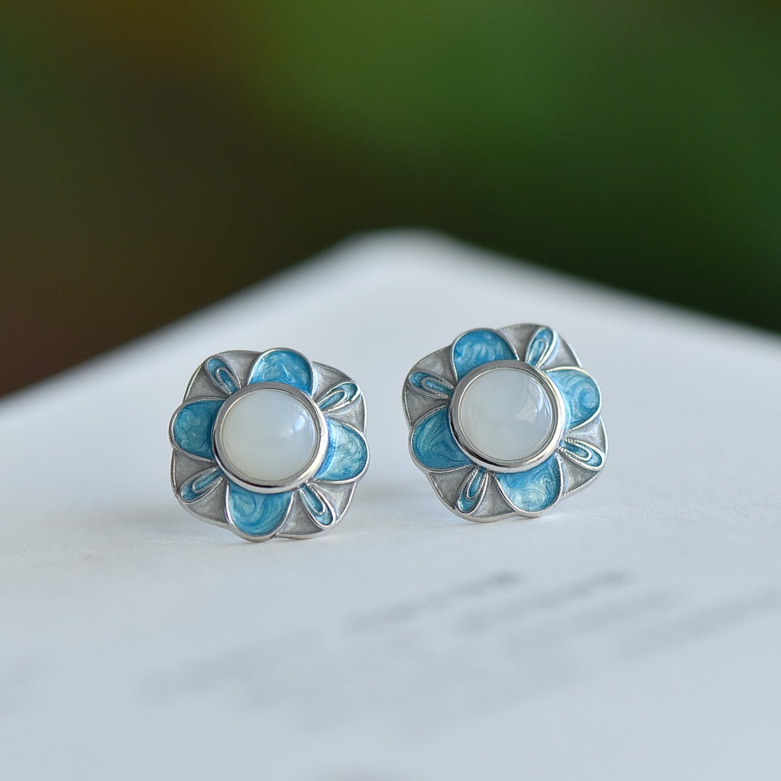 A Pair of Exquisite Sterling Silver Inlaid White Jade Earrings: A Pair of Exquisite Sterling Silver Inlaid White Jade Earring,Size:6mmx6mm 一对纯银镶白玉耳钉