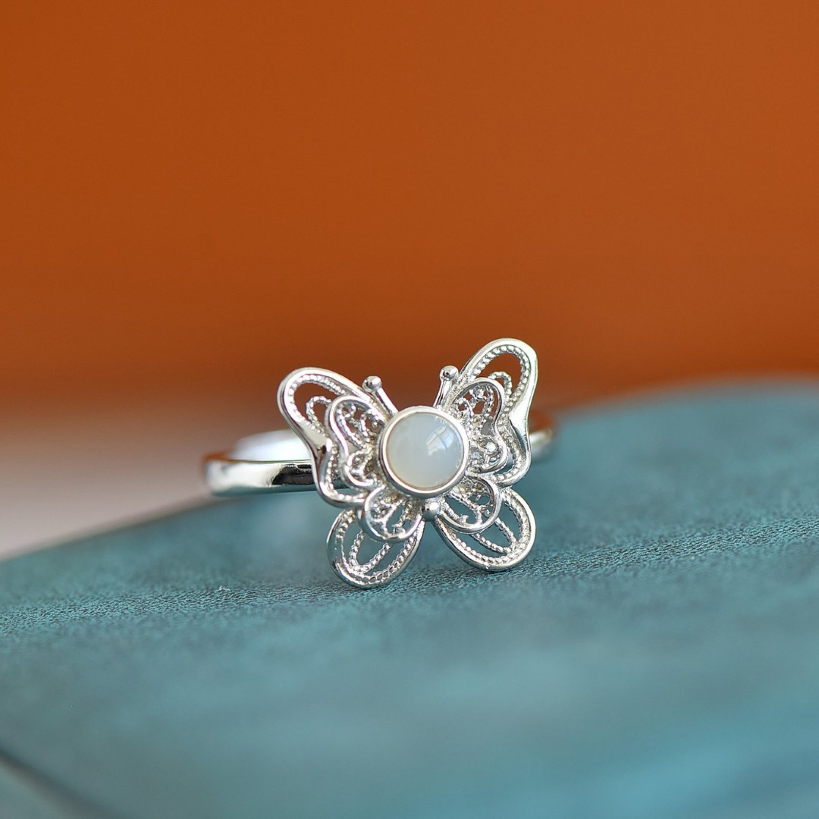 An Exquisite Sterling Silver Inlaid White Jade Ring: An Exquisite Sterling Silver Inlaid White Jade Ring,Size:4mmx4mm 纯银镶白玉戒指