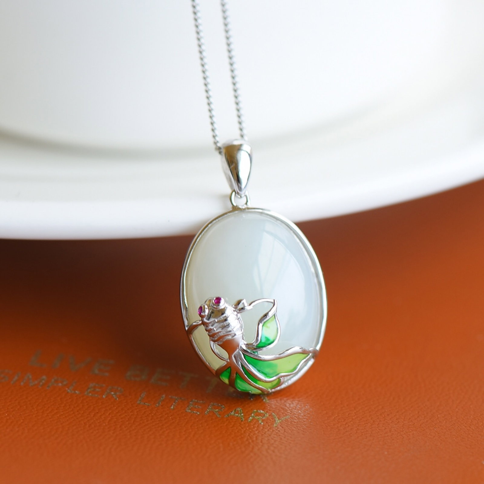 An Exquisite Sterling Silver Inlaid White Jade Enamel Pendant: An Exquisite Sterling Silver Inlaid White Jade Enamel Pendant,Size:15mmx20mm 纯银镶白玉珐琅吊坠