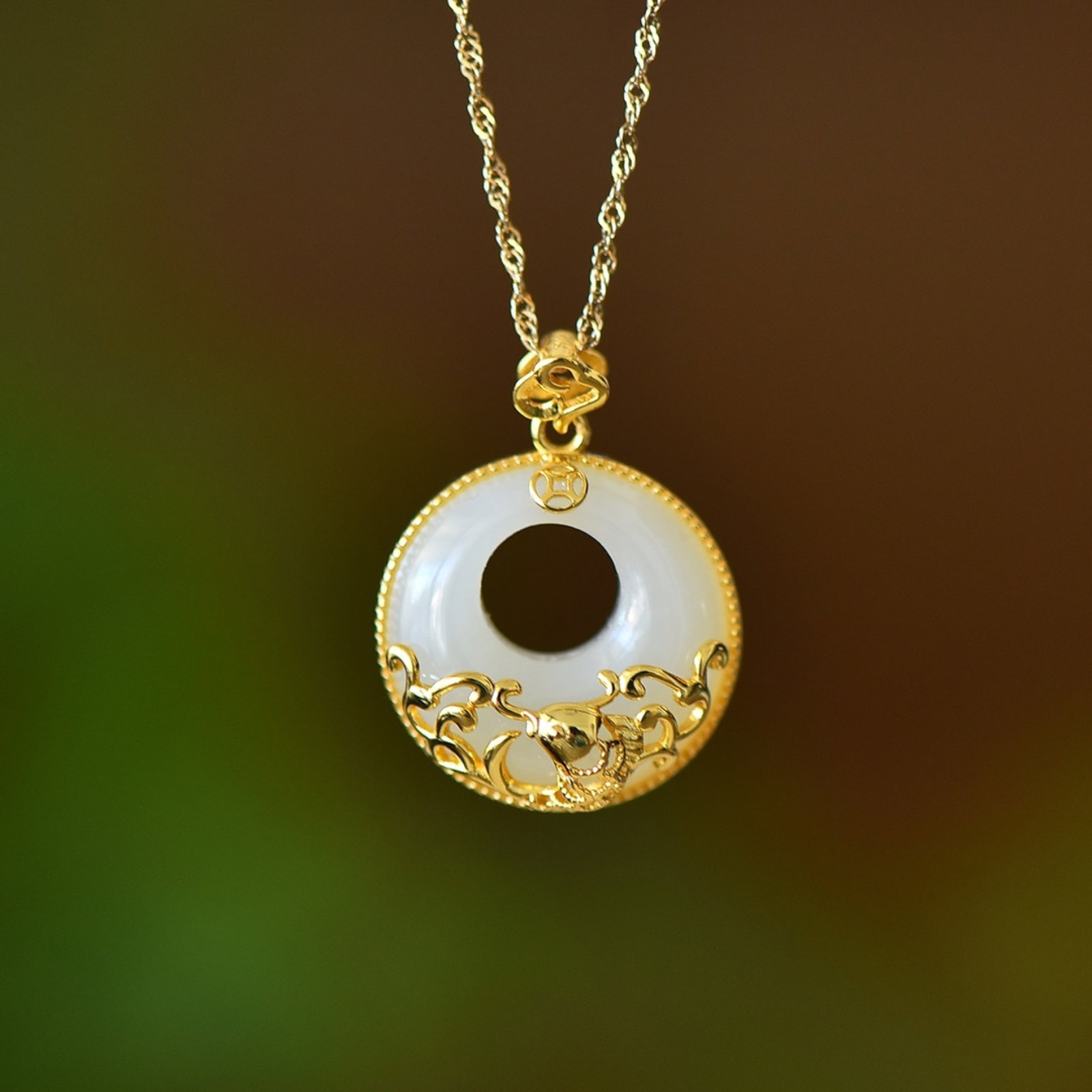 An Exquisite Sterling Silver-Gold Plated Inlaid White Jade Pendant: An Exquisite Sterling Silver-Gold Plated Inlaid White Jade Pendant,Size:20mmx20mm 纯银镀金镶白玉吊坠