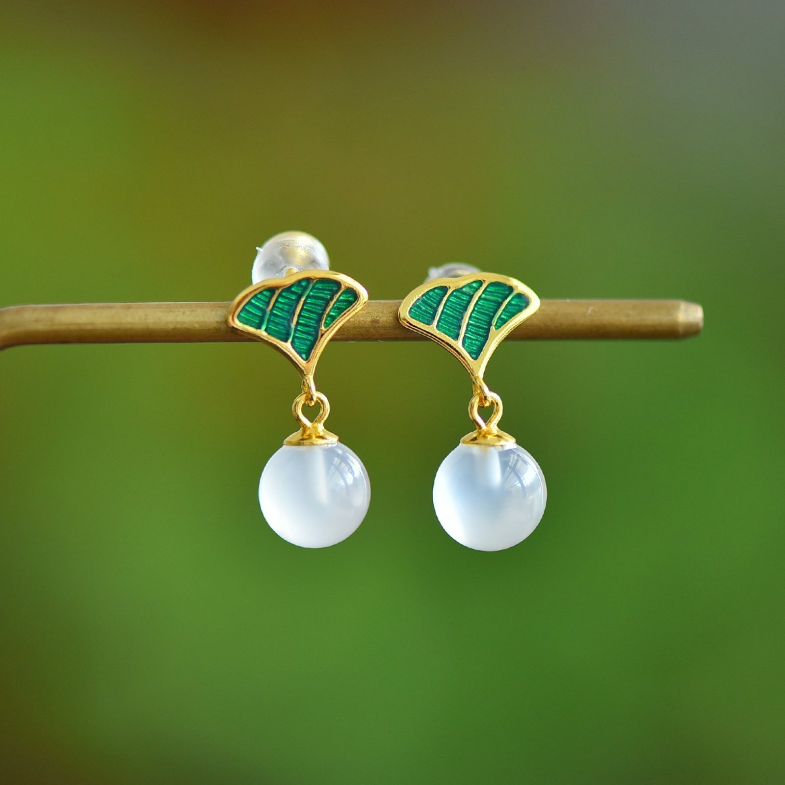 A Pair of Exquisite Sterling Silver-Gold Plated Inlaid Agate Earrings: A Pair of Exquisite Sterling Silver-Gold Plated Inlaid Agate Earrings,Size:8mmx8mm 寓意:幸好有你�� 一对纯银镀金