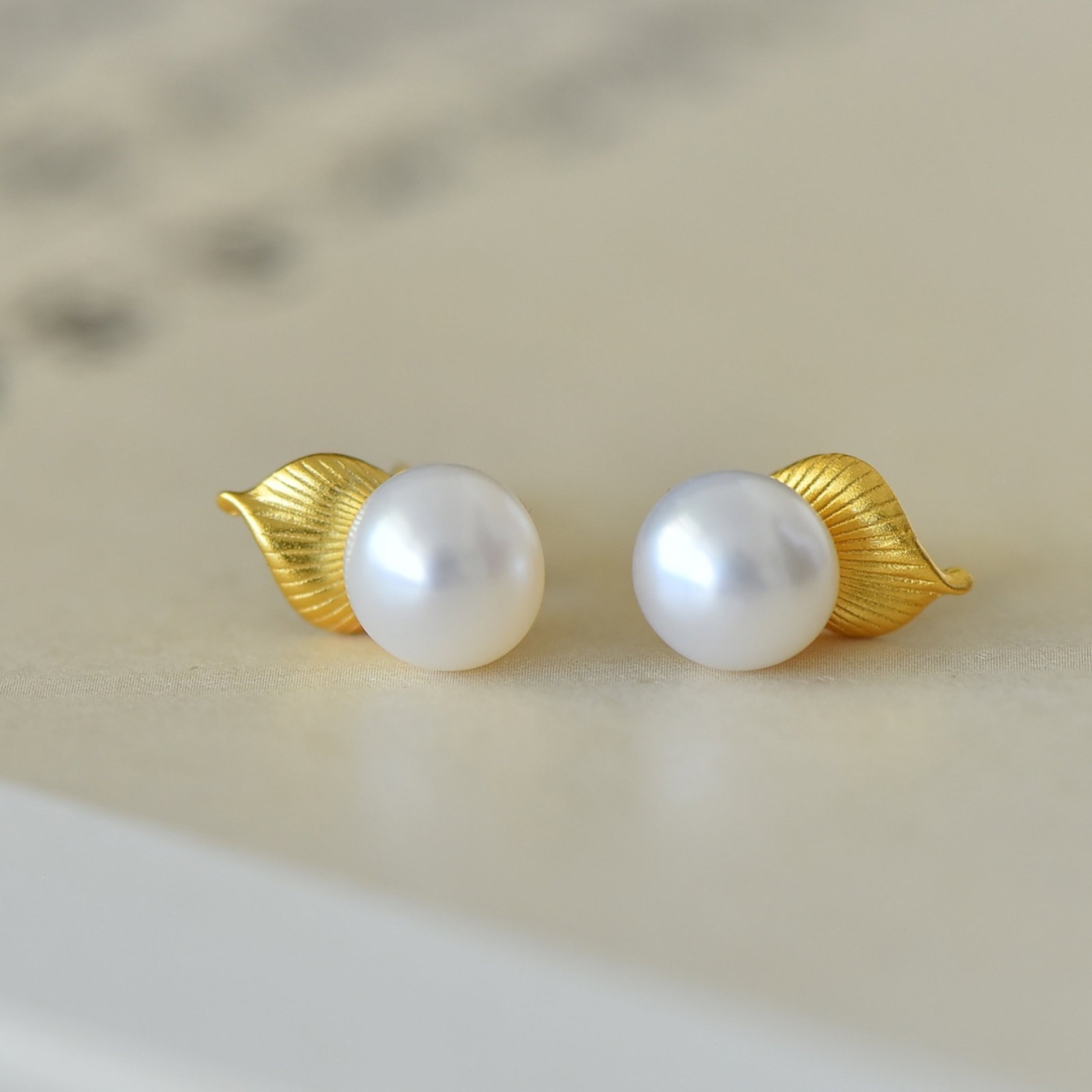A Pair of Exquisite Sterling Silver-Gold Plated Inlaid Pearls Earrings: A Pair of Exquisite Sterling Silver-Gold Plated Inlaid Pearls Earrings Size:8mmx8mm 一对纯银镀金镶珍珠耳钉