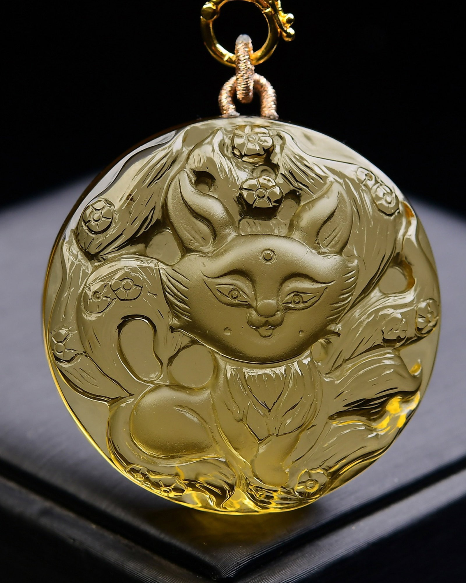 An Exquisite Crystal Nine-Tailed Fox Pattern Pendant: An Exquisite Crystal Nine-Tailed Fox Pattern Pendant,Size:45mmx45mmx18mm,Weight:81g 水晶九尾狐纹吊坠 寓意:招财进财.&