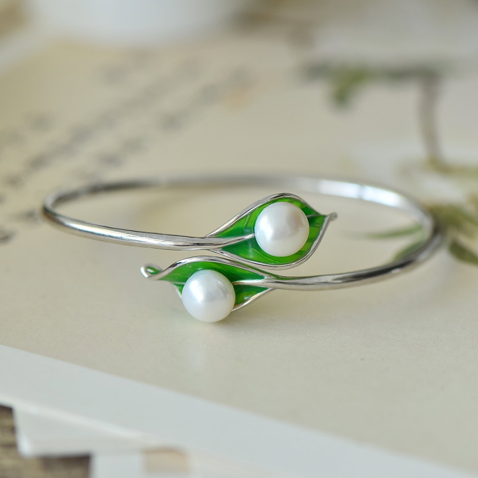 An Exquisite Sterling Silver Inlaid Pearls Enamel Bracelets: An Exquisite Sterling Silver Inlaid Pearls Enamel Bracelets,Size:10mmx10mm 纯银镶珍珠珐琅手镯