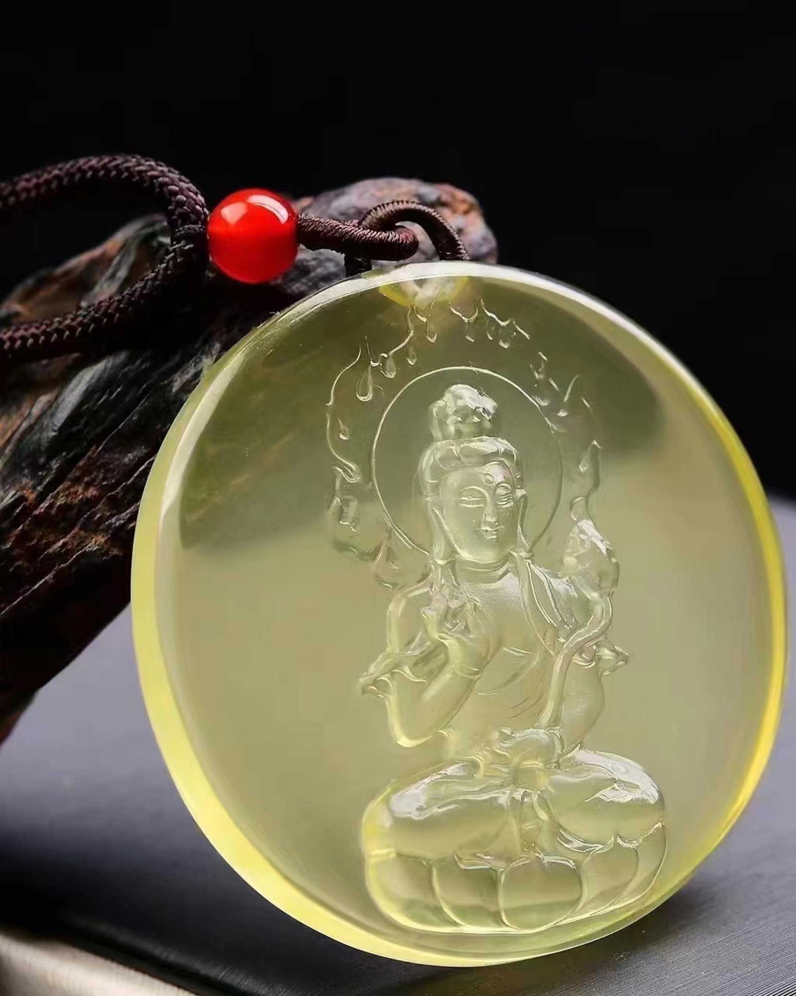 An Exquisite Crystal Statue of Bodhisattva Pattern Pendant: An Exquisite Crystal Statue of Bodhisattva Pattern Pendant,Size:47mmx47mmx12mm,Weight:39g 水晶菩萨像纹吊坠