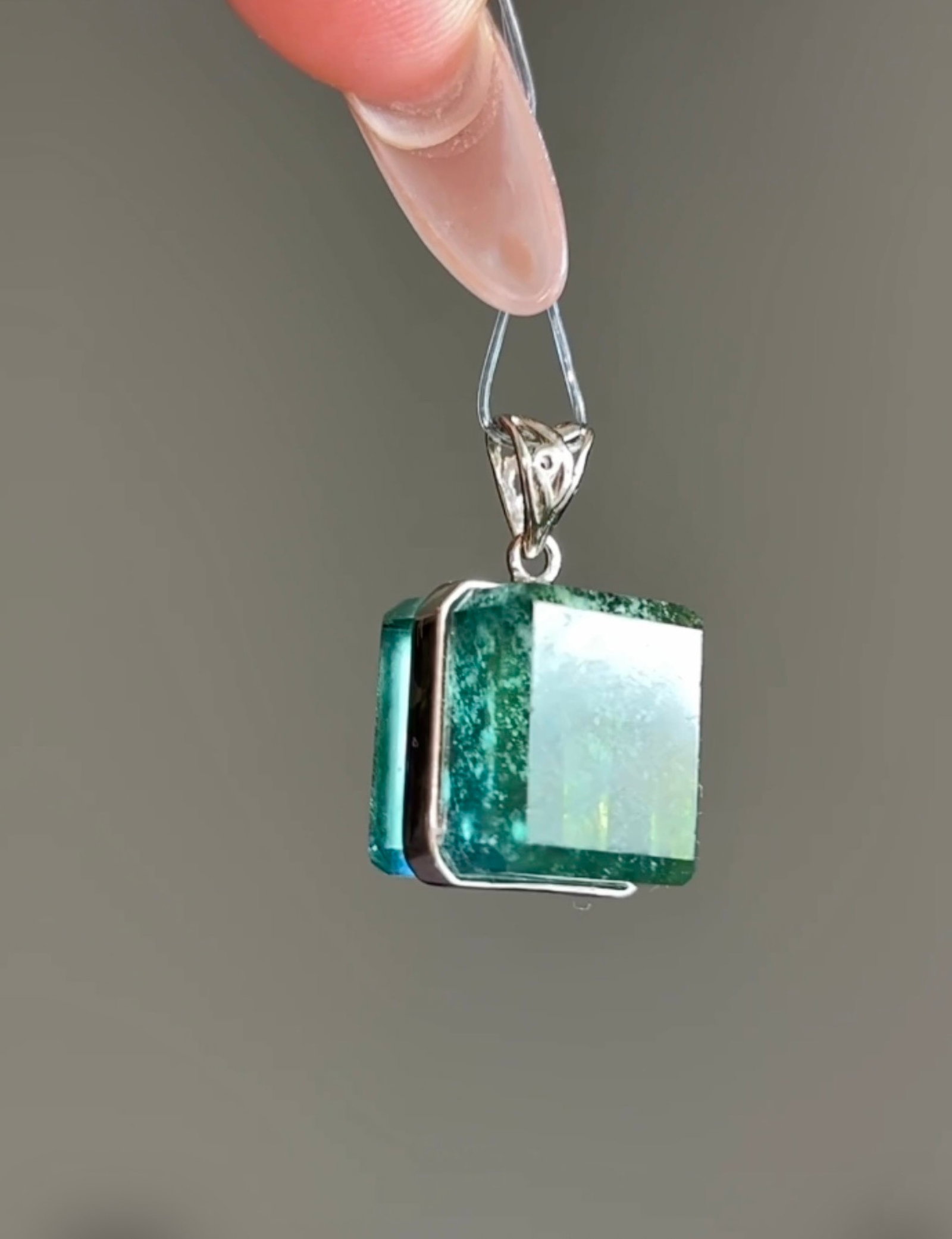An Exquisite Sterling Silver Inlaid Aquamarine Pendant: An Exquisite Sterling Silver Inlaid Aquamarine Pendant,Size: 15.5mmx14mm,Weight:6.9g 纯银镶海蓝宝吊坠