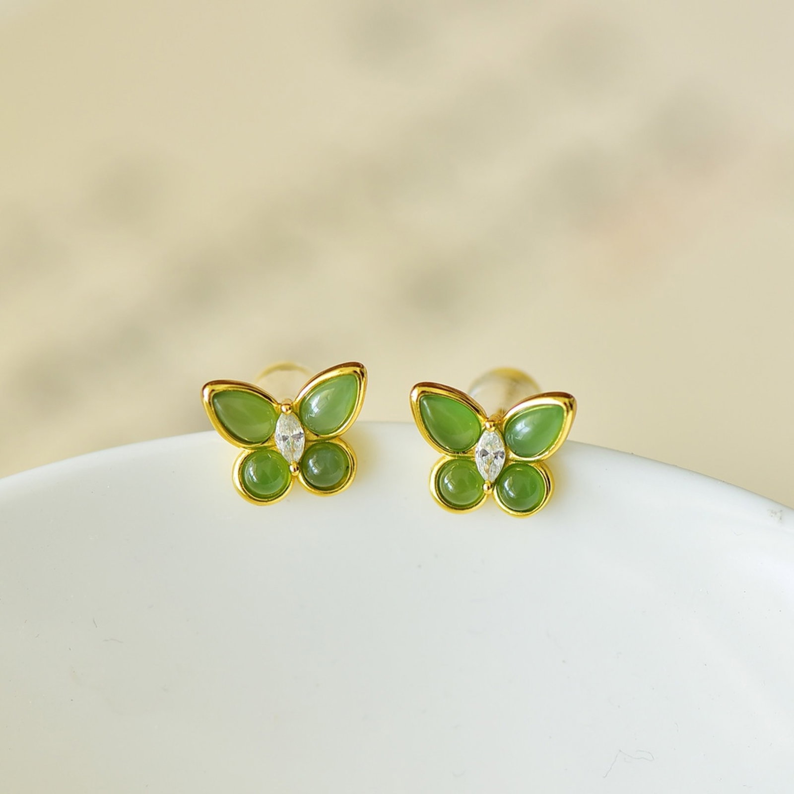 A Pair of Exquisite Sterling Silver-Gold Plated Inlaid Jasper Earrings: A Pair of Exquisite Sterling Silver-Gold Plated Inlaid Jasper Earrings Size:3mmx3mm 一对纯银镀金镶碧玉耳钉