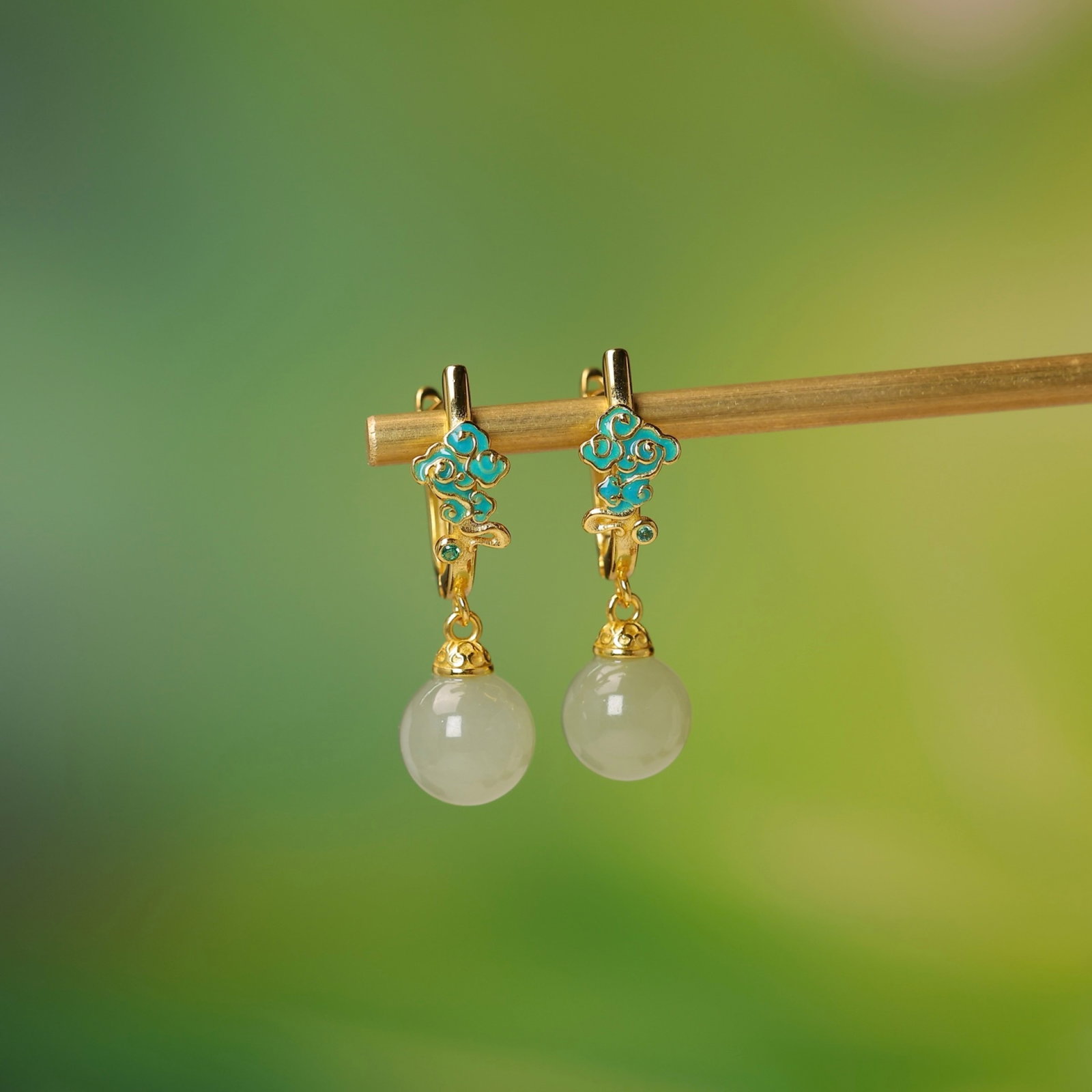 A Pair of Exquisite Sterling Silver-Gold Plated Inlaid White Jade Earrings: A Pair of Exquisite Sterling Silver-Gold Plated Inlaid White Jade Earrings,Size:8mmx8mm 一对纯银镀金镶白玉耳环