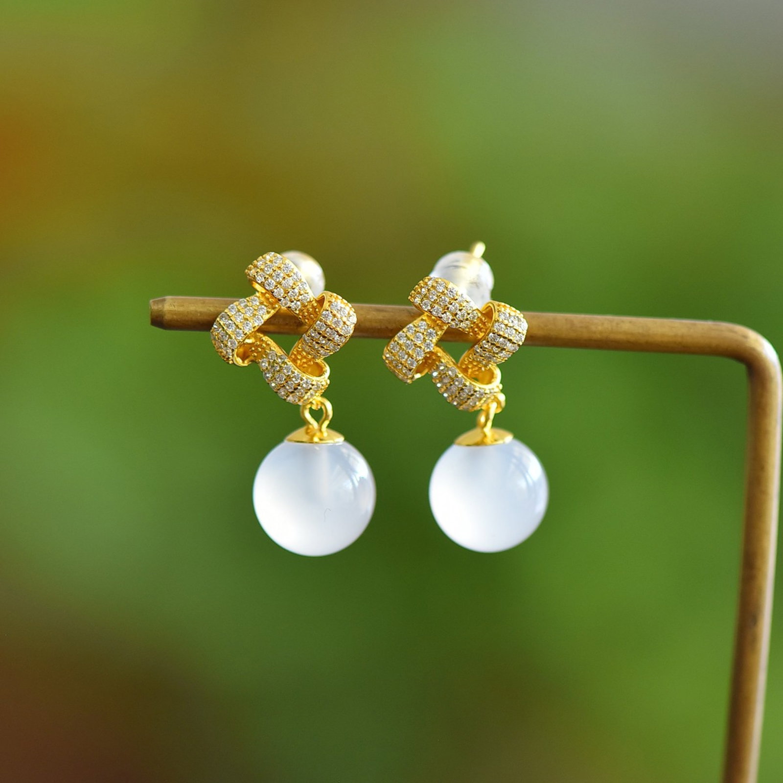 A Pair of Exquisite Sterling Silver-Gold Plated Inlaid Agate Earrings,Inlaid Diamond: A Pair of Exquisite Sterling Silver-Gold Plated Inlaid Agate Earrings,Inlaid Diamond,Size:10mmx10mm