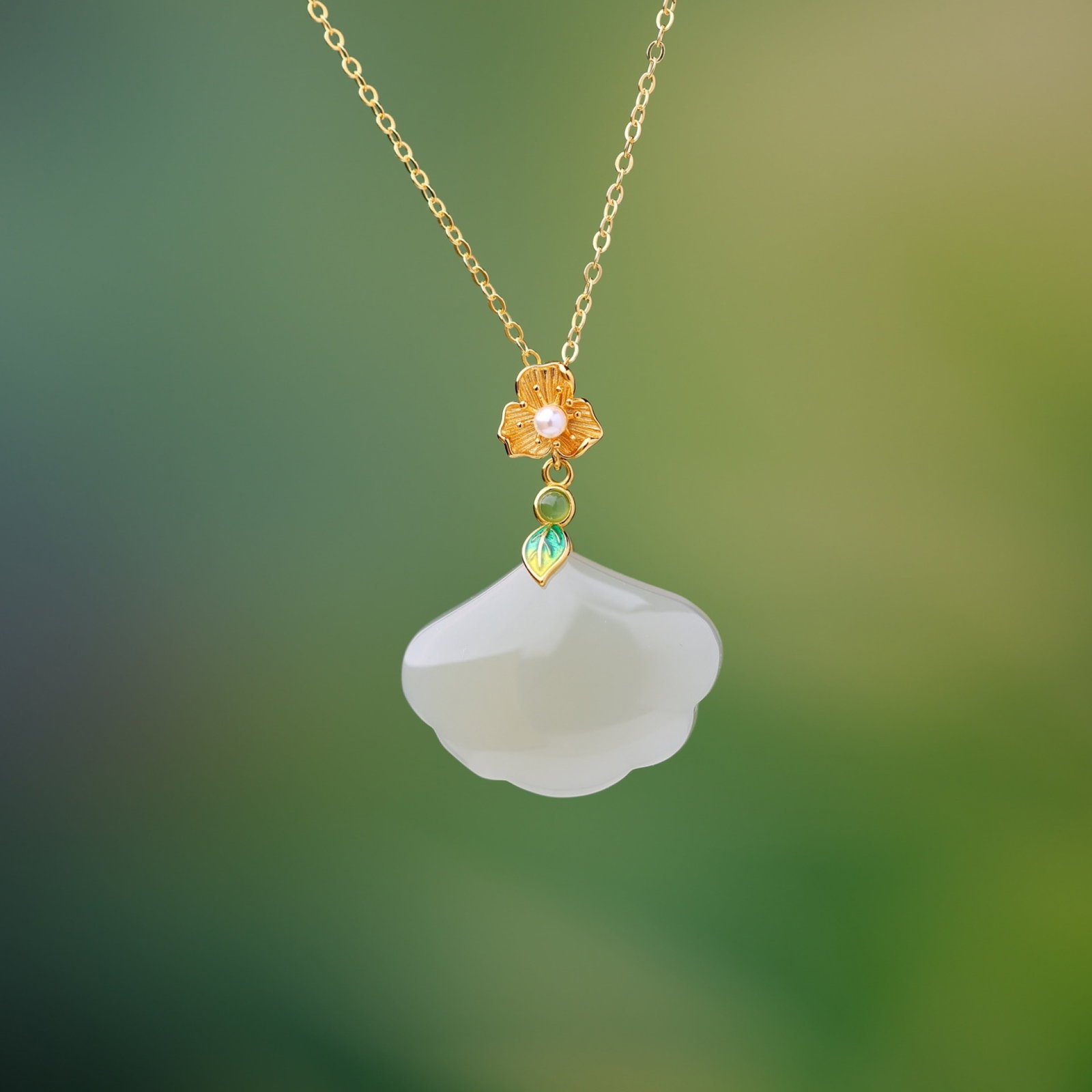 An Exquisite Sterling Silver-Gold Plated Inlaid White Jade Pendant: An Exquisite Sterling Silver-Gold Plated Inlaid White Jade Pendant,Size:18mmx23mm 纯银镀金镶白玉吊坠