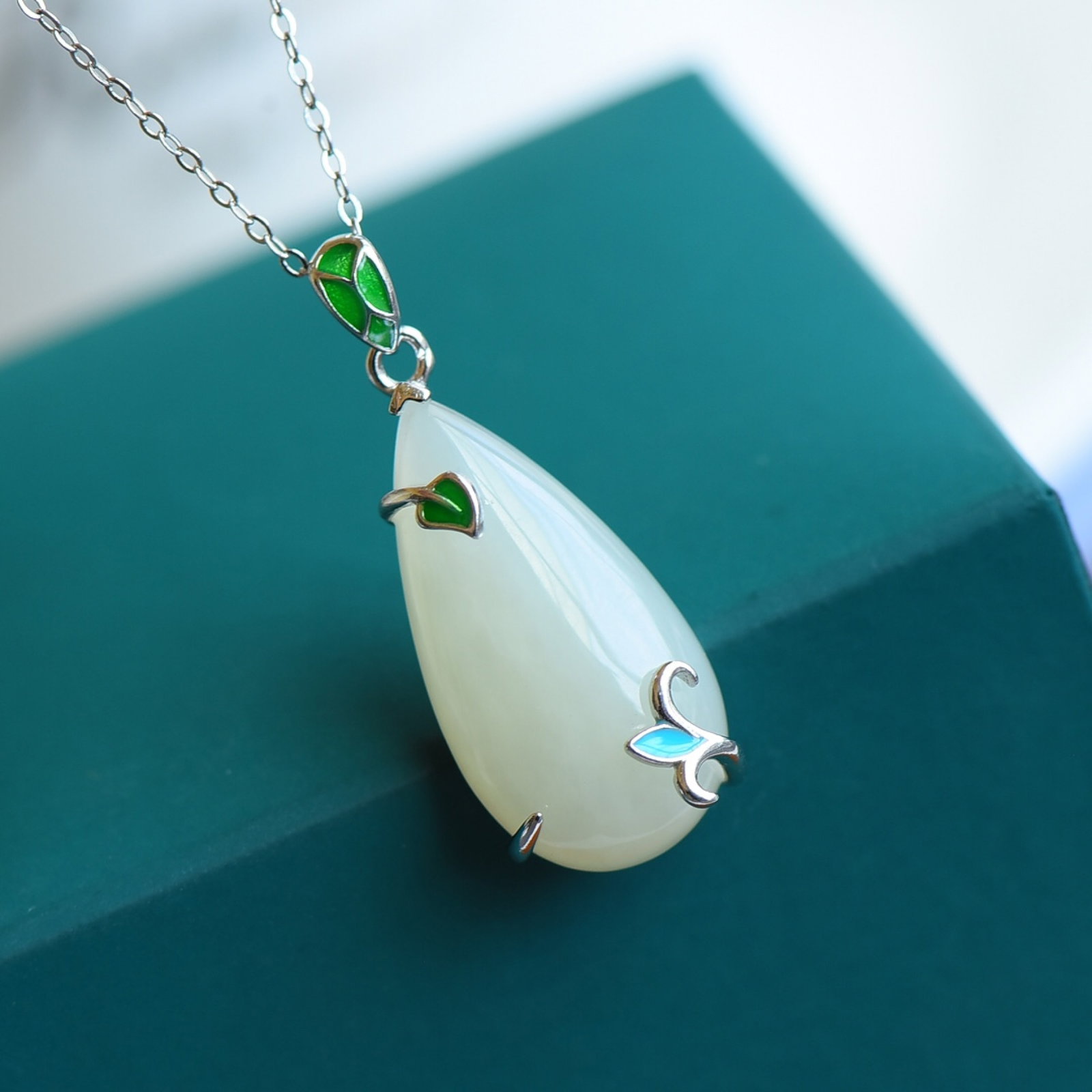 An Exquisite Sterling Silver Inlaid White Jade Pendant: An Exquisite Sterling Silver Inlaid White Jade Pendant 纯银镶白玉吊坠
