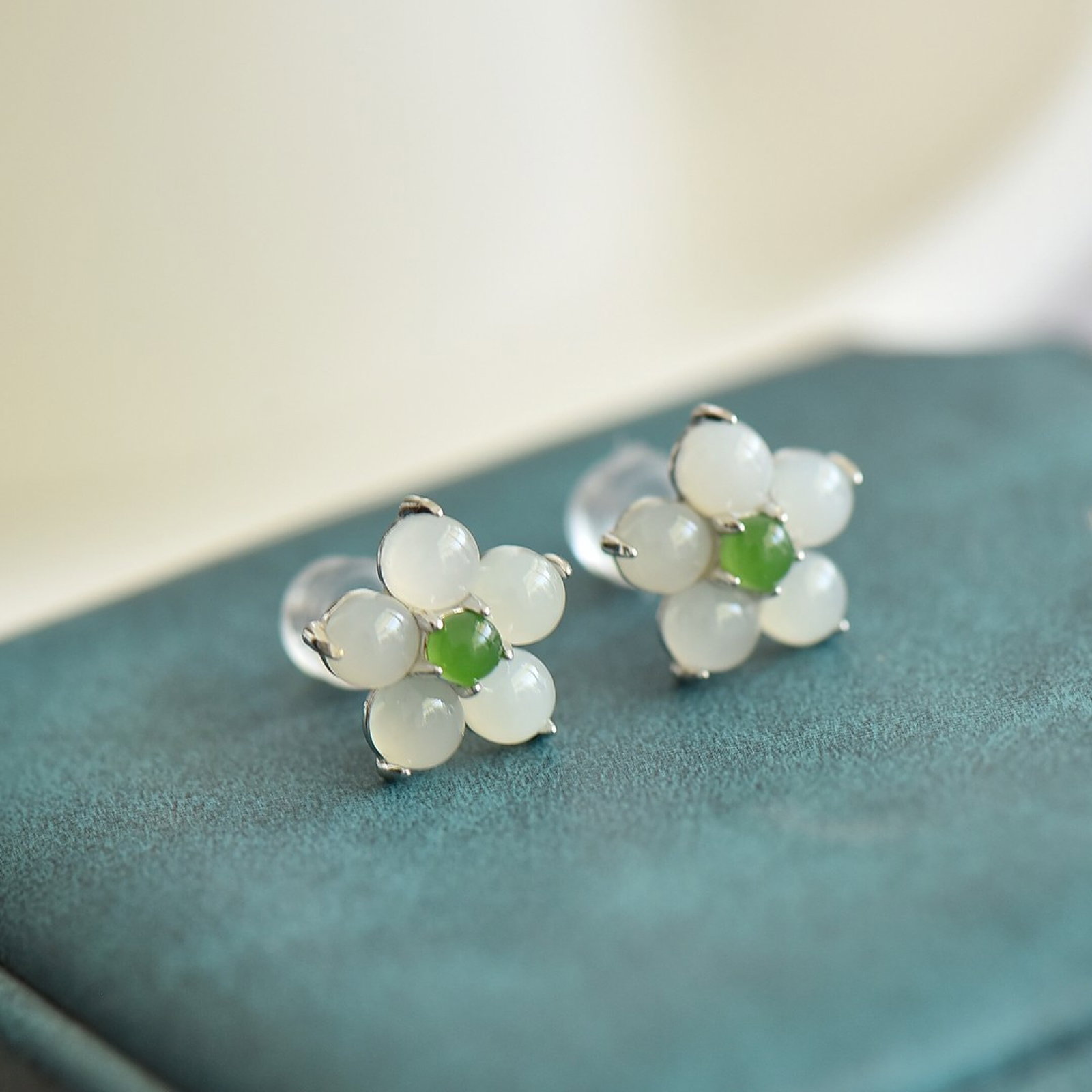 A Pair of Exquisite Sterling Silver Inlaid White Jade Earring,Inlaid Jaspers: A Pair of Exquisite Sterling Silver Inlaid White Jade Earring,Inlaid Jasper,Size:4mmx4mm 一对纯银镶白玉耳钉,嵌碧玉
