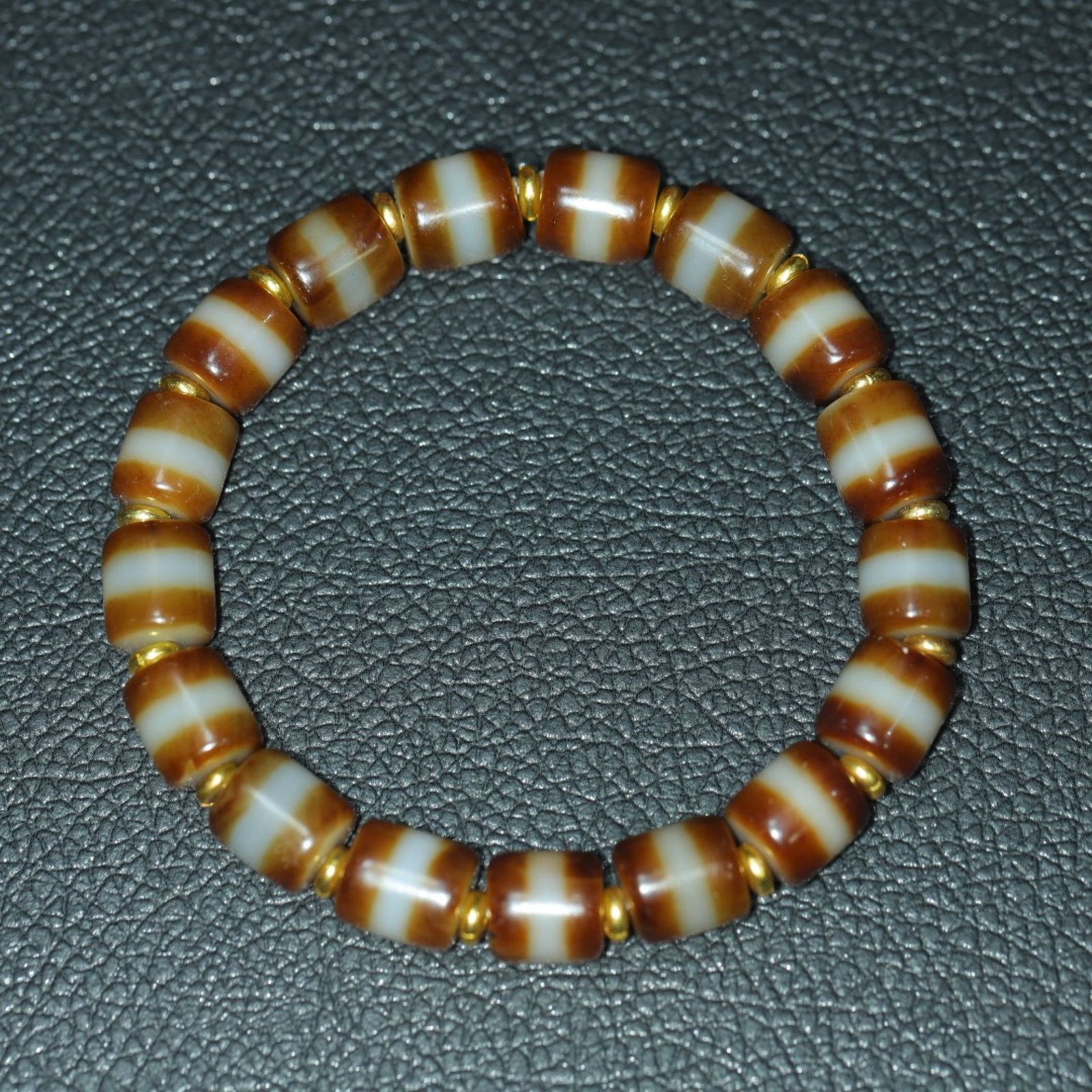 An Exquisite Dzi Bead Bracelets: An Exquisite Dzi Bead Bracelets，Size：11mmx10mm，Weight：39g 天珠手链