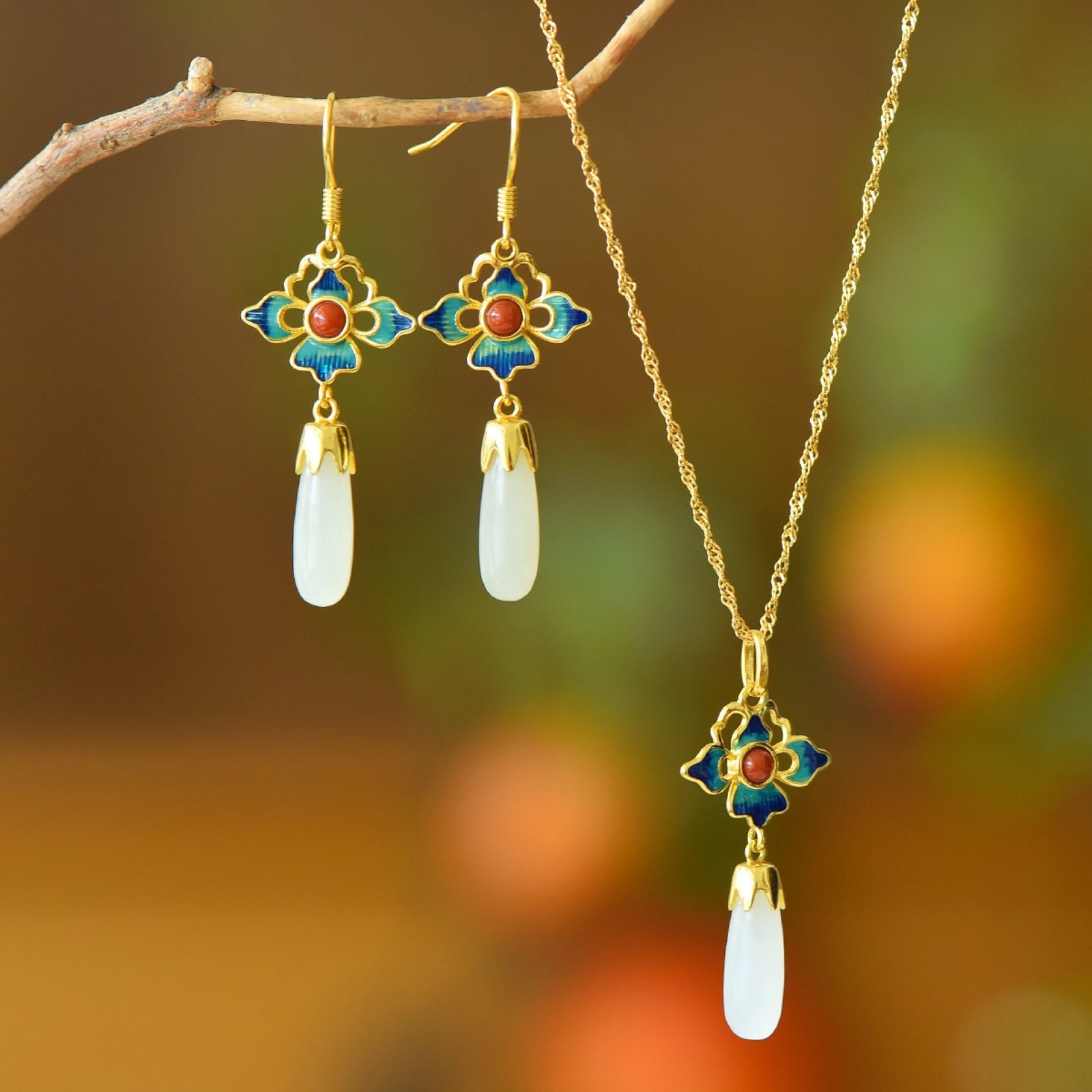 A Set of Fine Sterling Silver-Gold Plated Inlaid White Jade Jewelrys: A Set of Fine Sterling Silver-Gold Plated Inlaid White Jade Jewelrys 一套纯银镀金镶白玉首饰