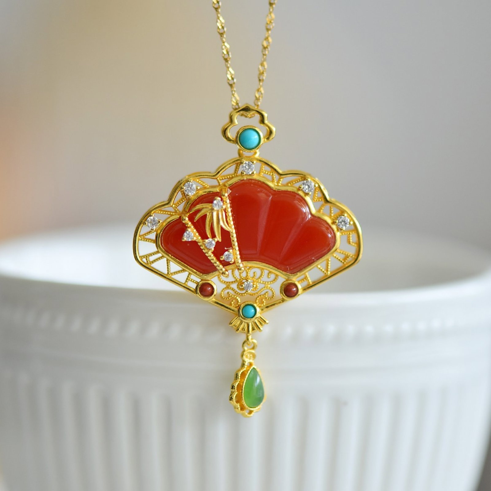 An Exquisite Sterling Silver-Gold Plated Inlaid Agate Pendant,Inlaid Diamond: An Exquisite Sterling Silver-Gold Plated Inlaid Agate Pendant,Inlaid Diamond,Size:15mmx28mm 纯银镀金镶玛瑙吊坠,嵌钻石