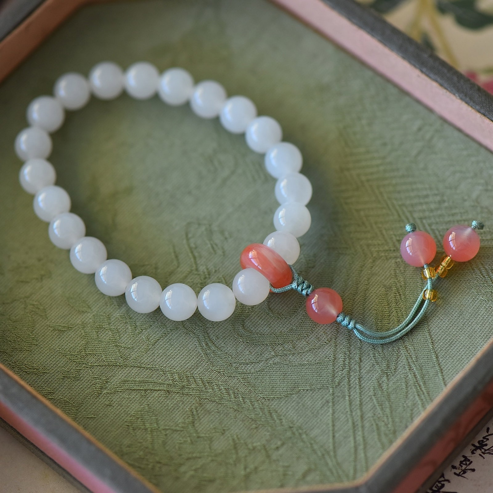 An Exquisite White Jade Bracelets,With Agate: An Exquisite White Jade Bracelets,With Agate,Size:8mmmm 白玉手串,配玛瑙