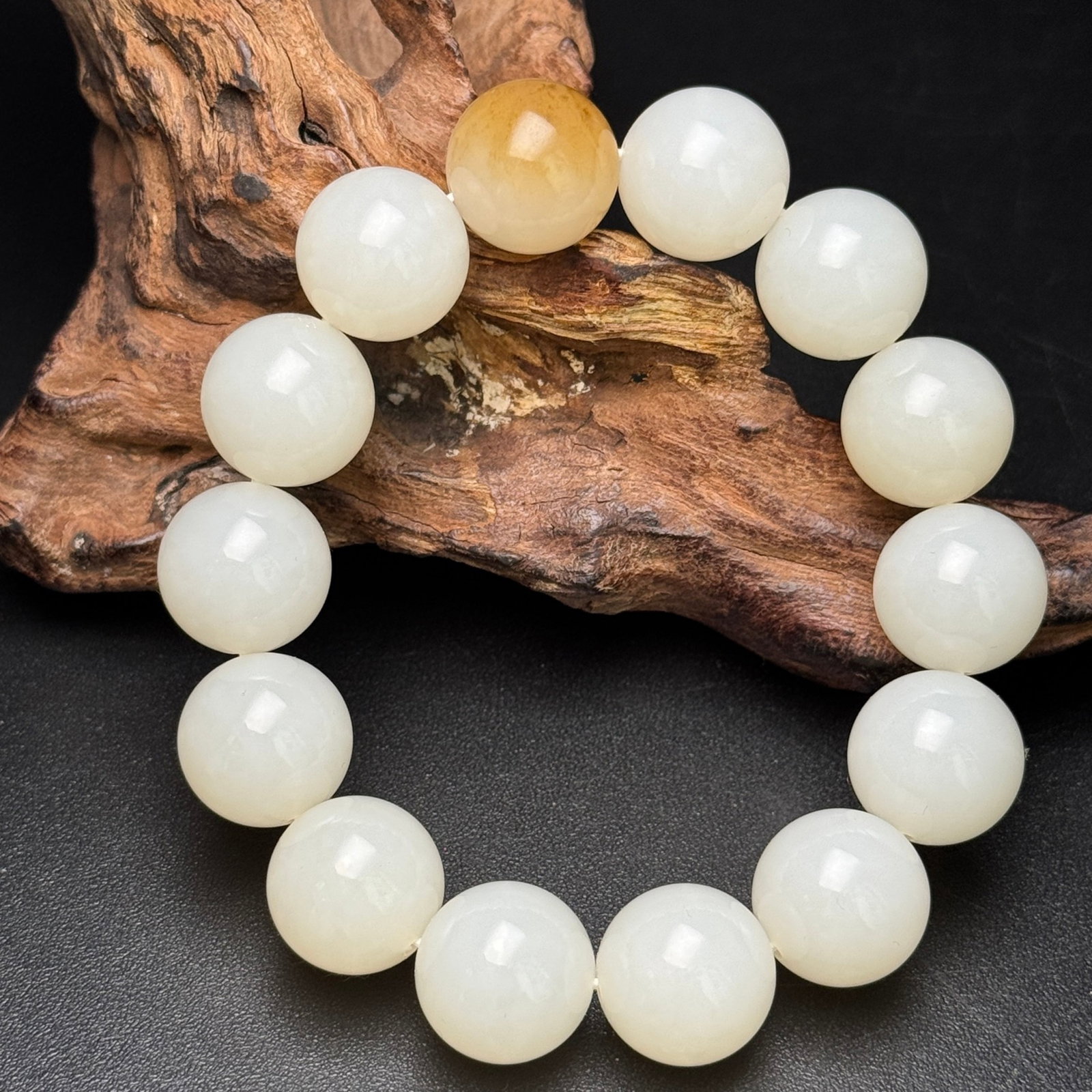 An Exquisite White Jade Bracelets: An Exquisite White Jade Bracelets,Qing Dynasty,China,Size:15mm,Total Weight:72g 白玉手串,中国清代