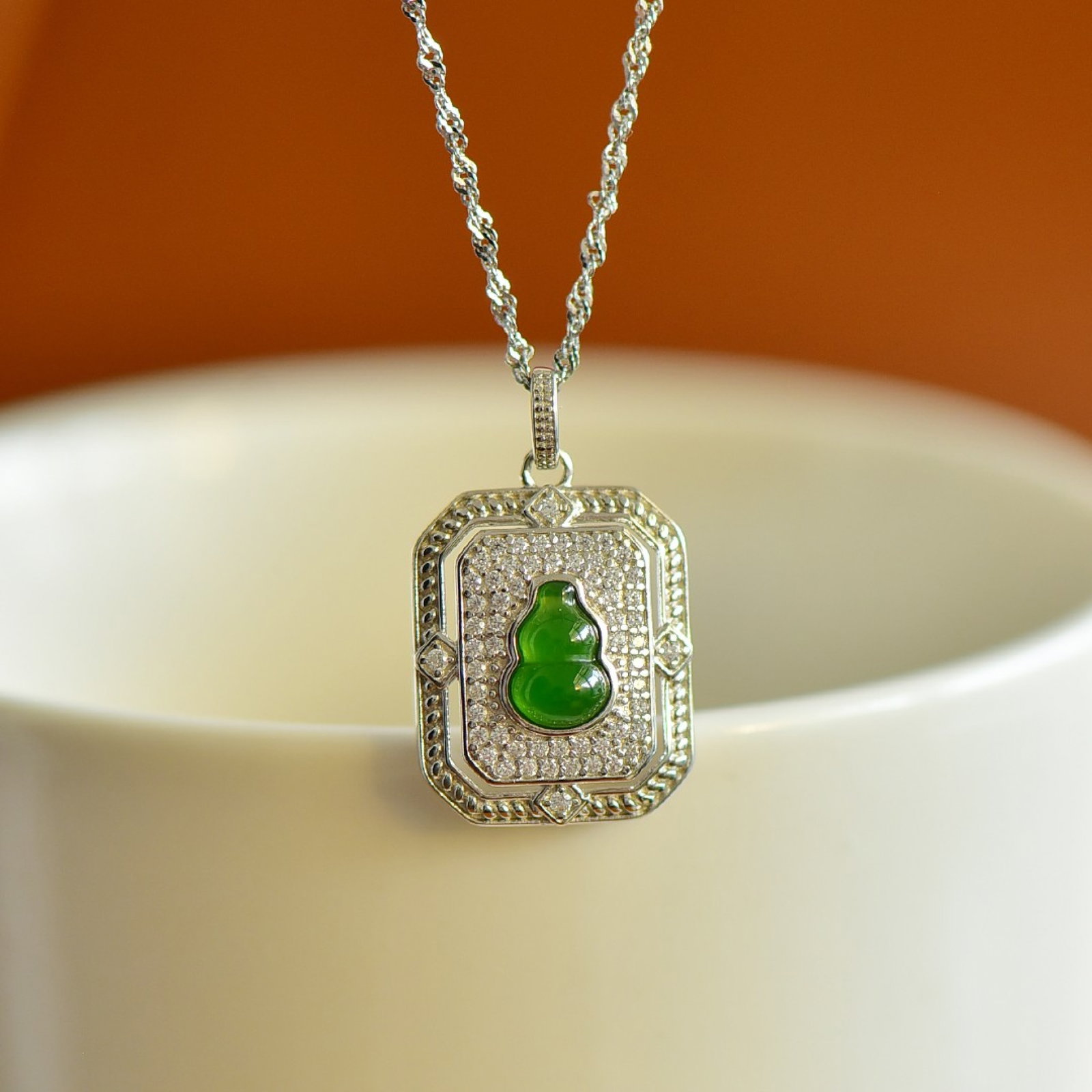 An Exquisite Sterling Silver Inlaid Jasper Gourd Pendant,Inlaid Diamond: An Exquisite Sterling Silver Inlaid Jasper Gourd Pendant,Inlaid Diamond,Size:5mmx7mm 纯银镶碧玉葫芦吊坠,嵌钻石