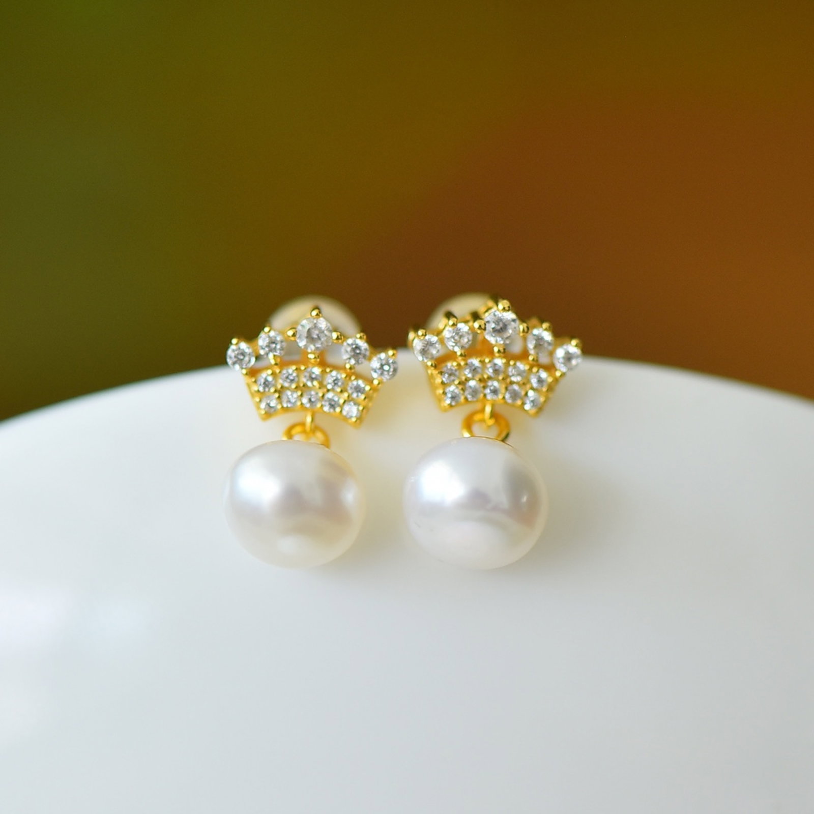 A Pair of Exquisite Sterling Silver-Gold Plated Inlaid Pearls Earrings,Inlaid Gems: A Pair of Exquisite Sterling Silver-Gold Plated Inlaid Pearls Earrings,Inlaid Gems Size:8mmx8mm 一对纯银镀金镶珍珠耳钉,嵌宝