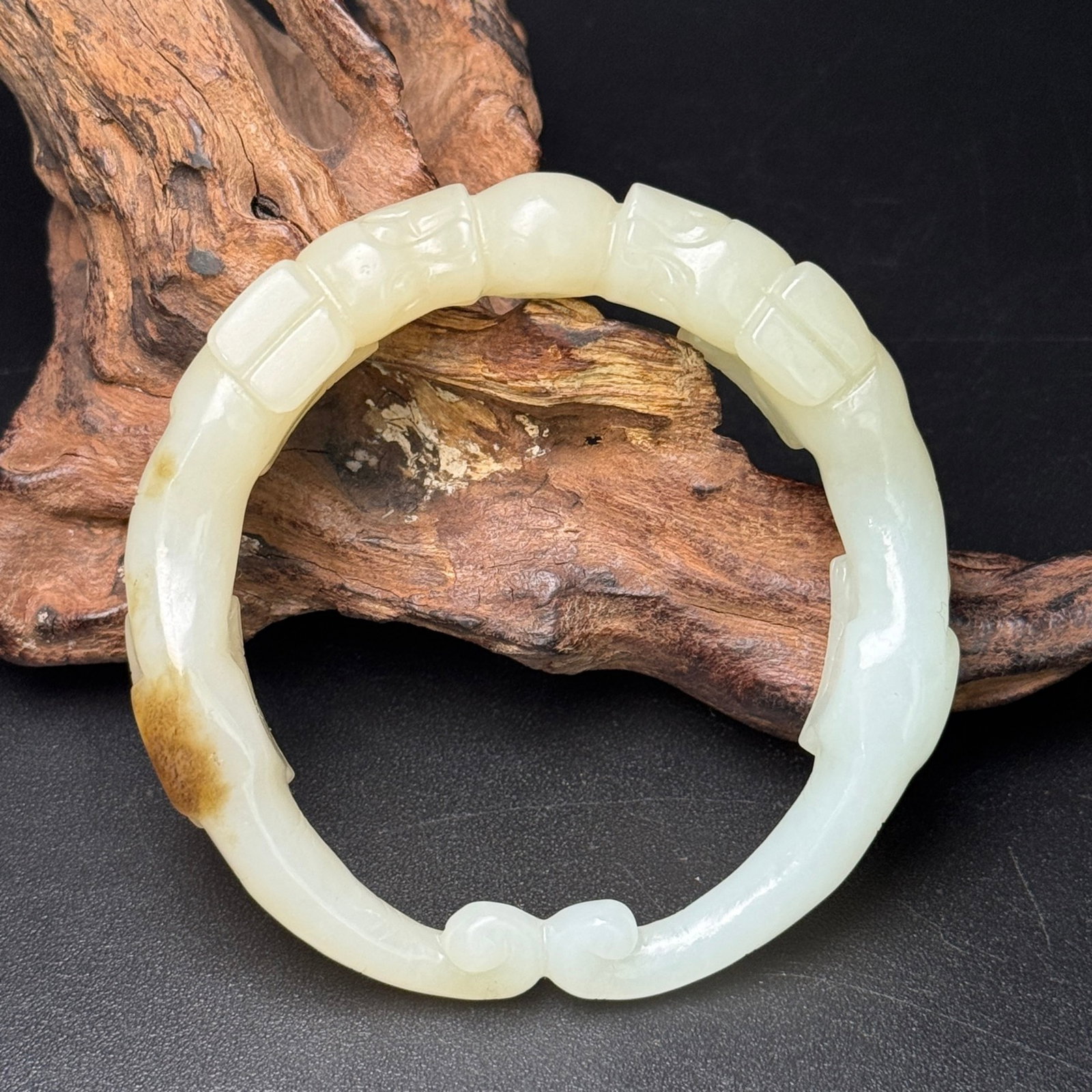 An Exquisite White Jade Auspicious Beast Pattern Bracelets: An Exquisite White Jade Auspicious Beast Pattern Bracelets,Qing Dynasty,China,Size:74mmx73mmx14mm,Weight:49g 白玉瑞兽纹手镯,中国清代