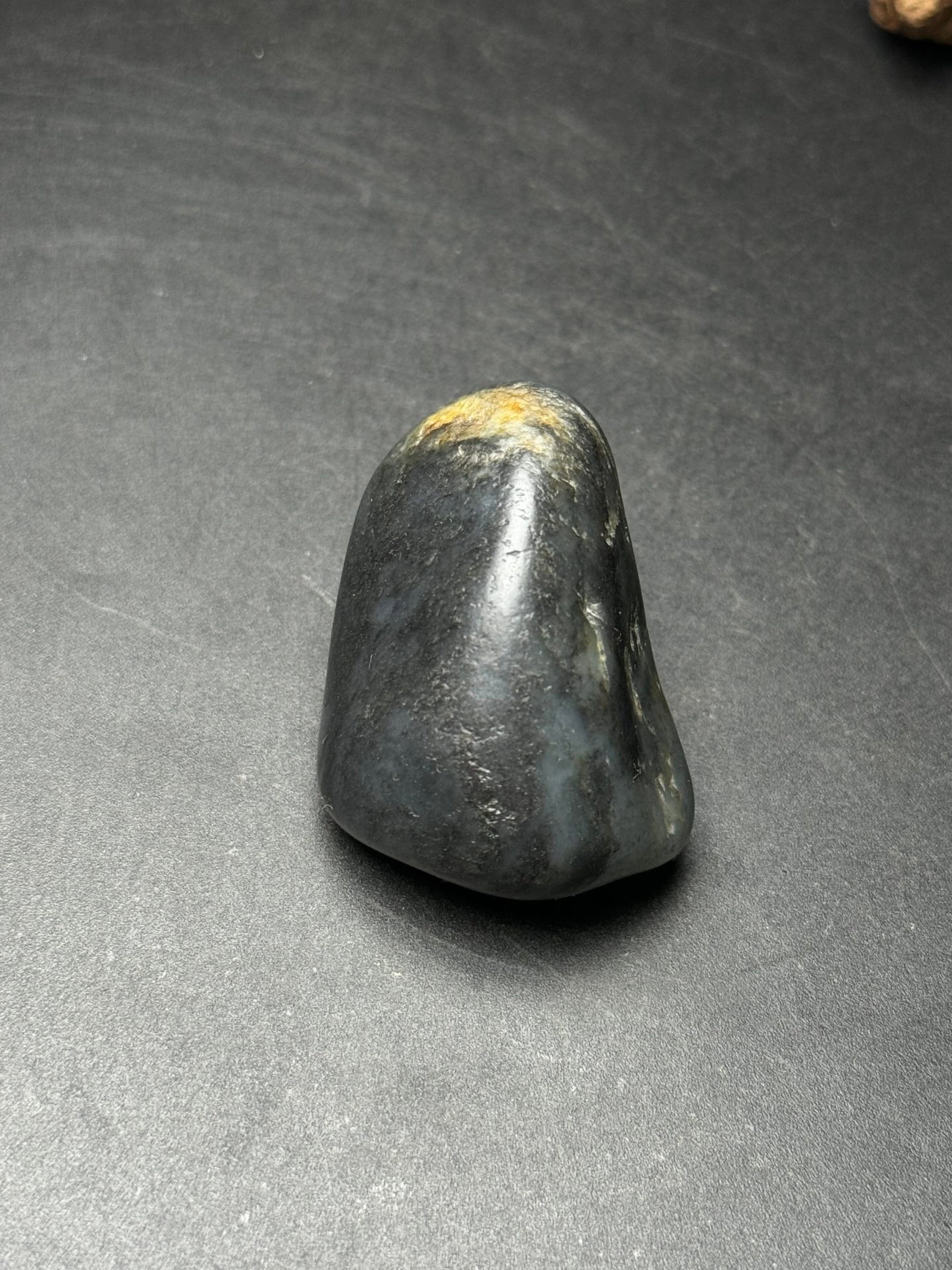 An Exquisite Black and White Jade Hand Piece: An Exquisite Black and White Jade Hand Piece,Qing Dynasty,China,Size:44mmx32mmx20mm,Weight:41g 黑白玉手把件,中国清代