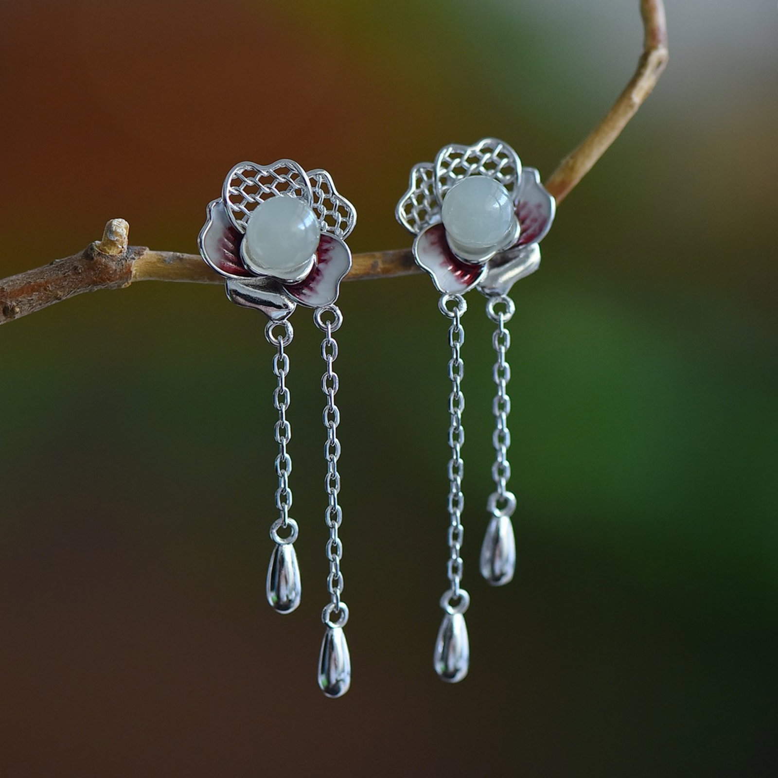 A Pair of Exquisite Sterling Silver Inlaid White Jade Earrings: A Pair of Exquisite Sterling Silver Inlaid White Jade Earrings,Size:6mmx6mm 一对纯银镶白玉耳环