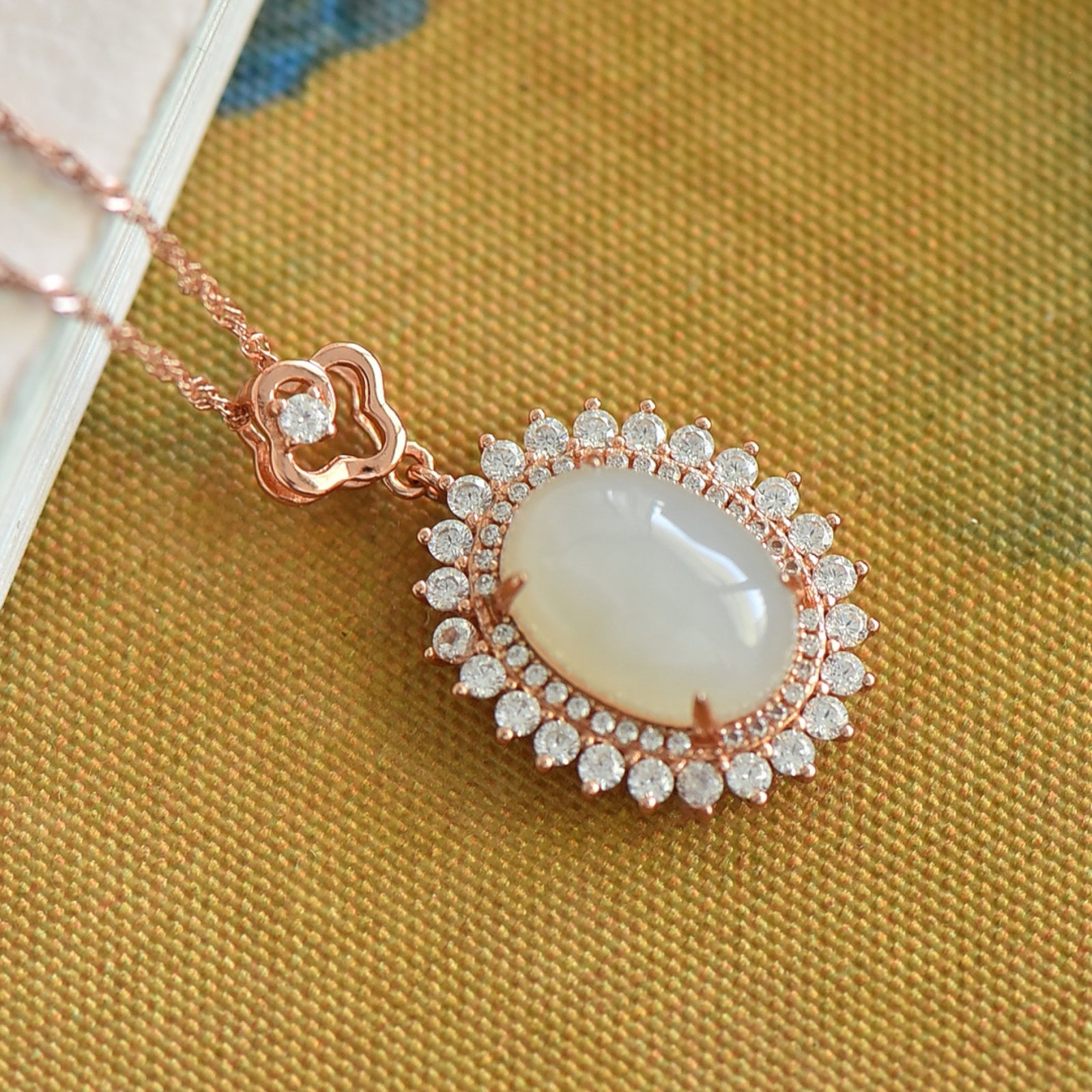 An Exquisite Sterling Silver-Gold Plated Inlaid White Jade Pendant,Inlaid Diamond: An Exquisite Sterling Silver-Gold Plated Inlaid White Jade Pendant,Inlaid Diamond 纯银镀金镶白玉吊坠,嵌钻石