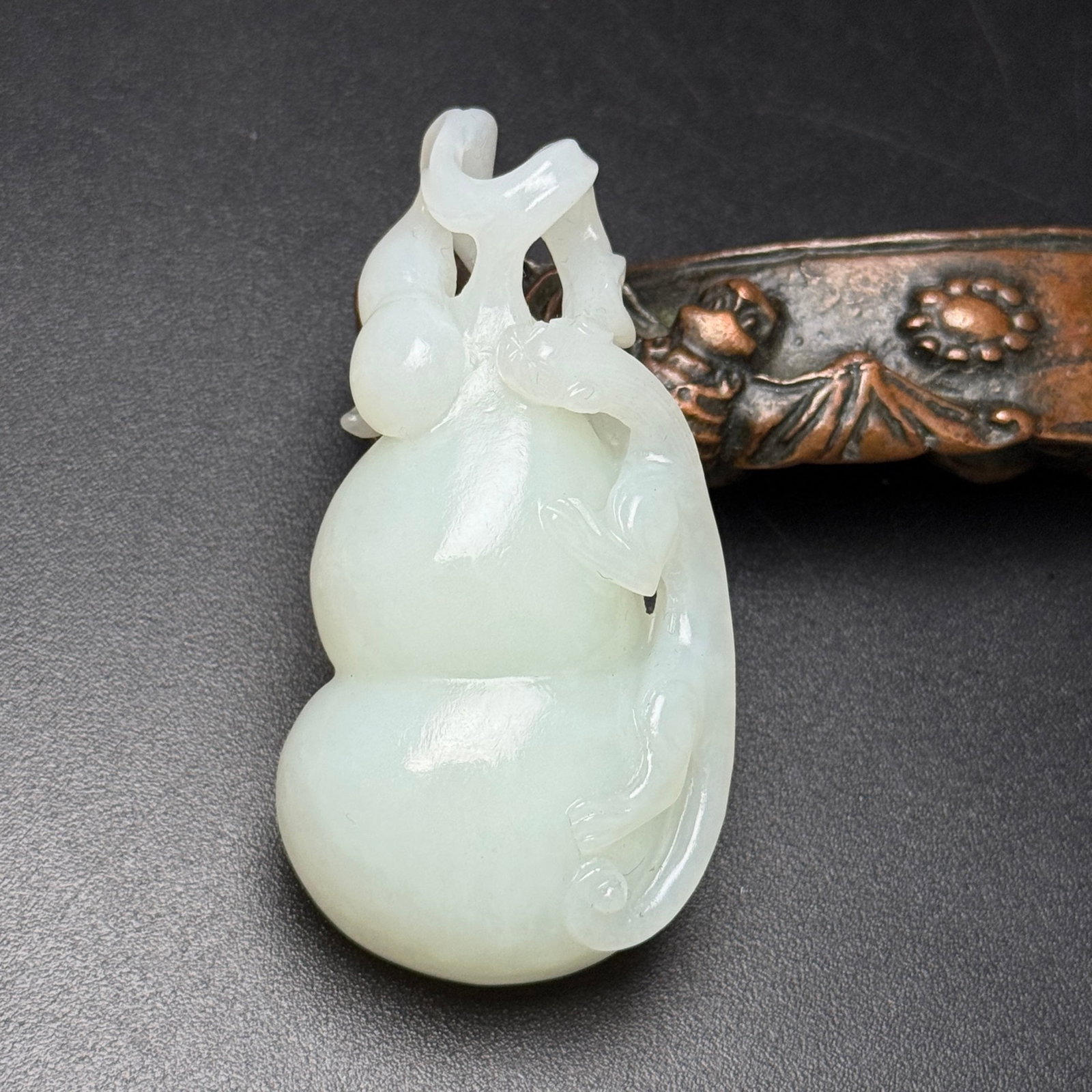 An Exquisite White Jade Chi-Dragon Pattern Gourd Hand Piece: An Exquisite White Jade Chi-Dragon Pattern Gourd Hand Piece,Qing Dynasty,China,Size:69mmx36mmx21mm,Weight:66g 白玉螭龙纹葫芦手把件,中&