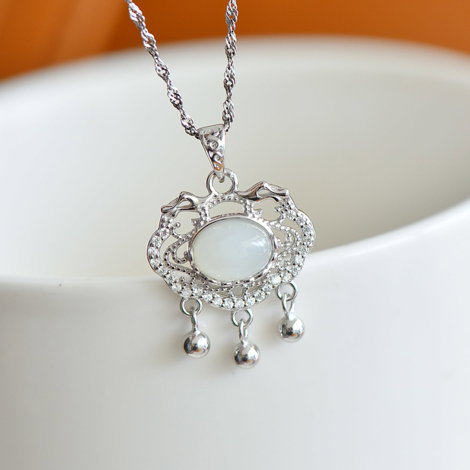An Exquisite Sterling Silver Inlaid White Jade Pendant,Inlaid Diamonds: An Exquisite Sterling Silver Inlaid White Jade Pendant,Inlaid Diamonds,Size:6mmx8mm 纯银镶白玉吊坠,嵌钻石