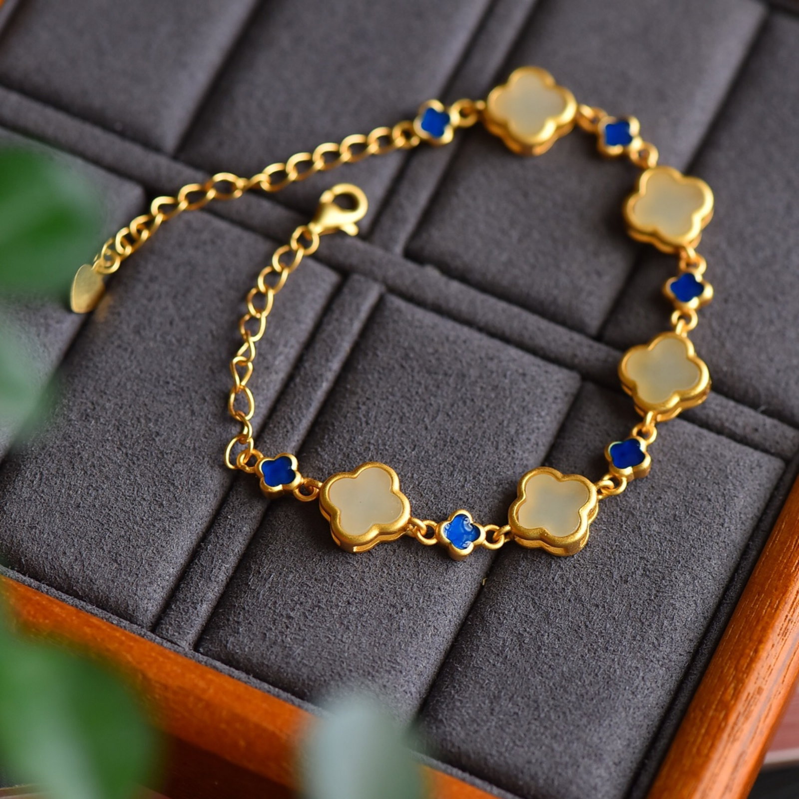 An Exquisite Sterling Silver-Gold Plated Inlaid White Jade Bracelets: An Exquisite Sterling Silver-Gold Plated Inlaid White Jade Bracelets 纯银镀金镶白玉手链