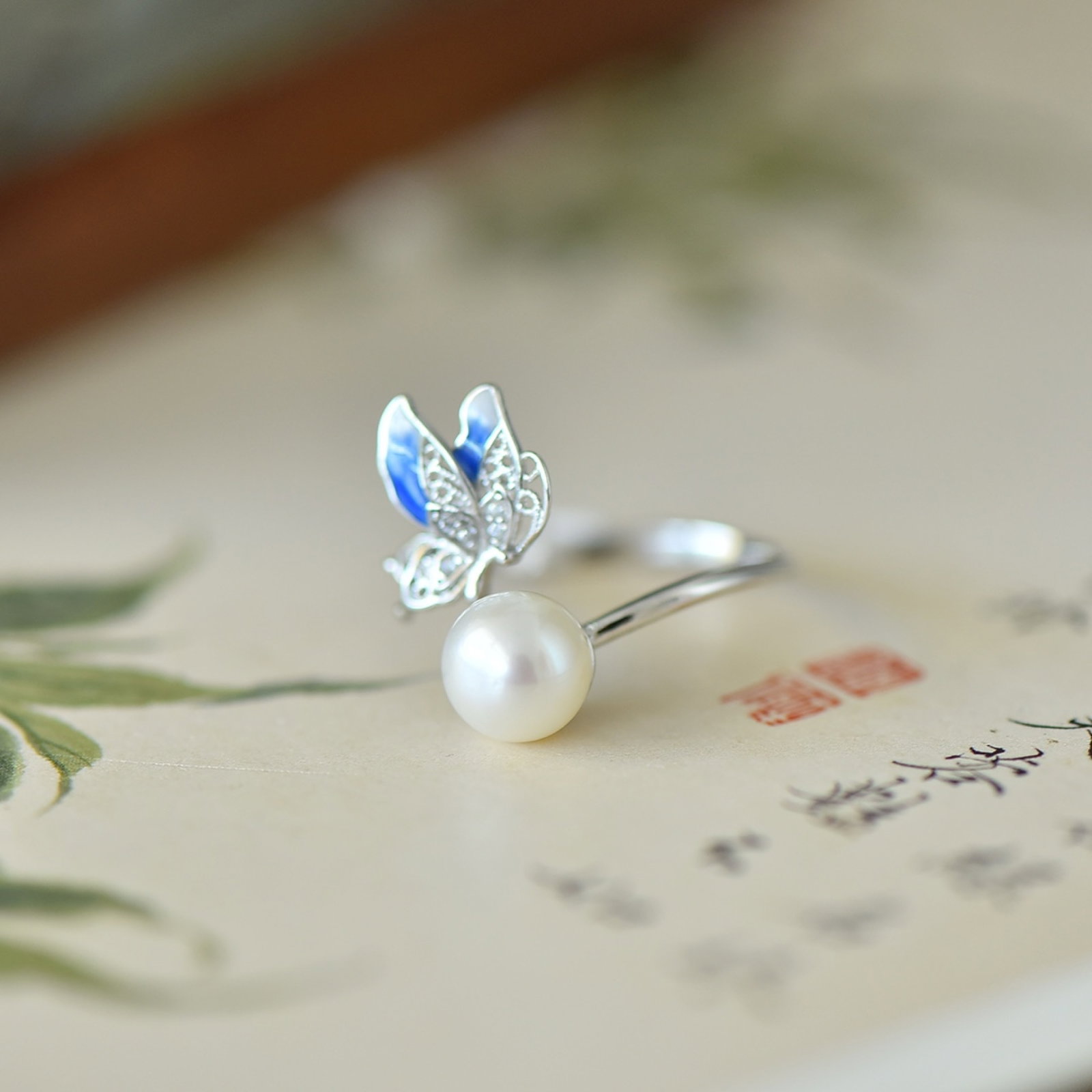 An Exquisite Sterling Silver Inlaid Pearls Enamel Ring,Inlaid Diamond: An Exquisite Sterling Silver Inlaid Pearls Enamel Ring,Inlaid Diamond,Size:8mmx8mm 纯银镶珍珠珐琅戒指,嵌钻石