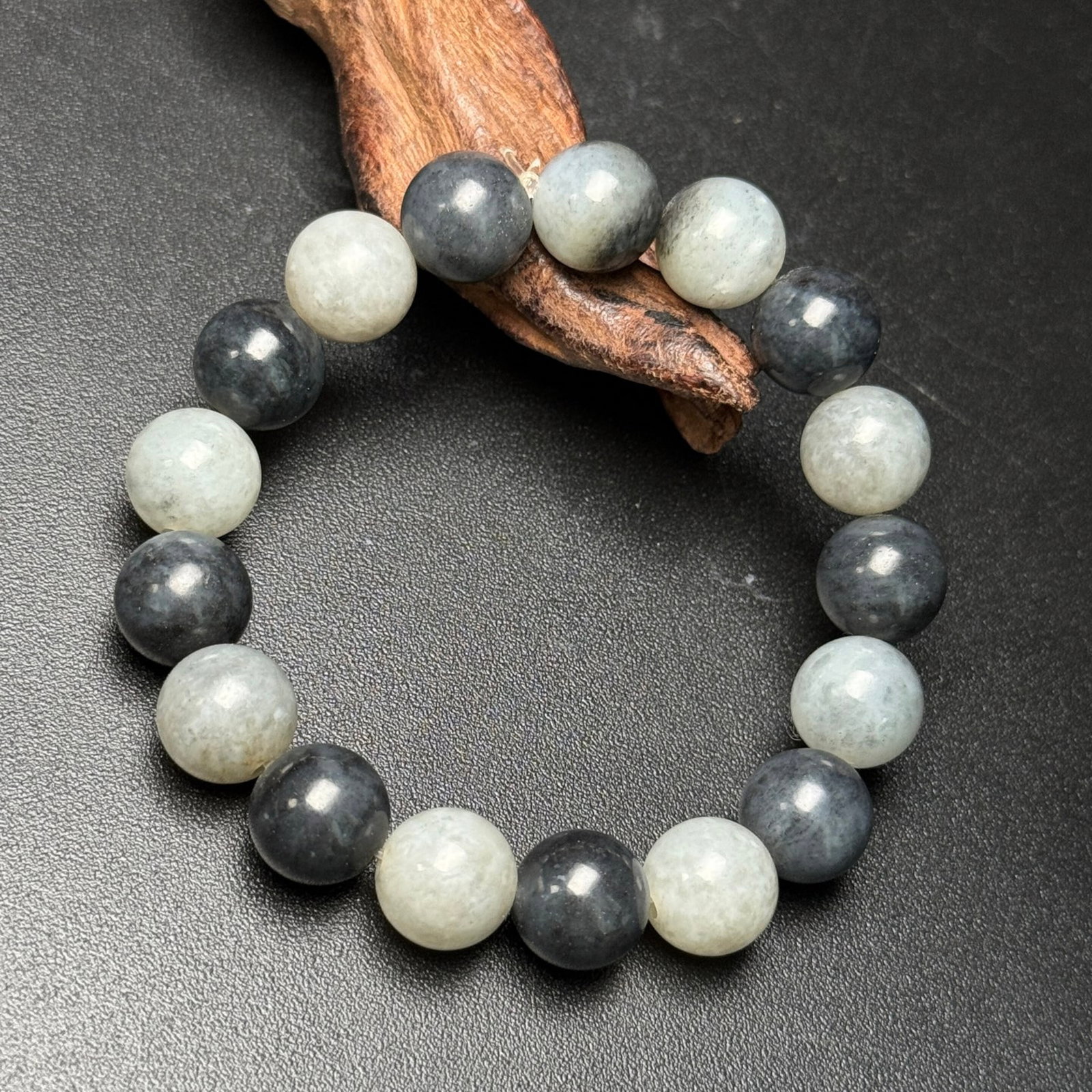An Exquisite White Jade Bracelets: An Exquisite White Jade Bracelets,Qing Dynasty,China,Size:11mm,Total Weight:36g 白玉手串,中国清代