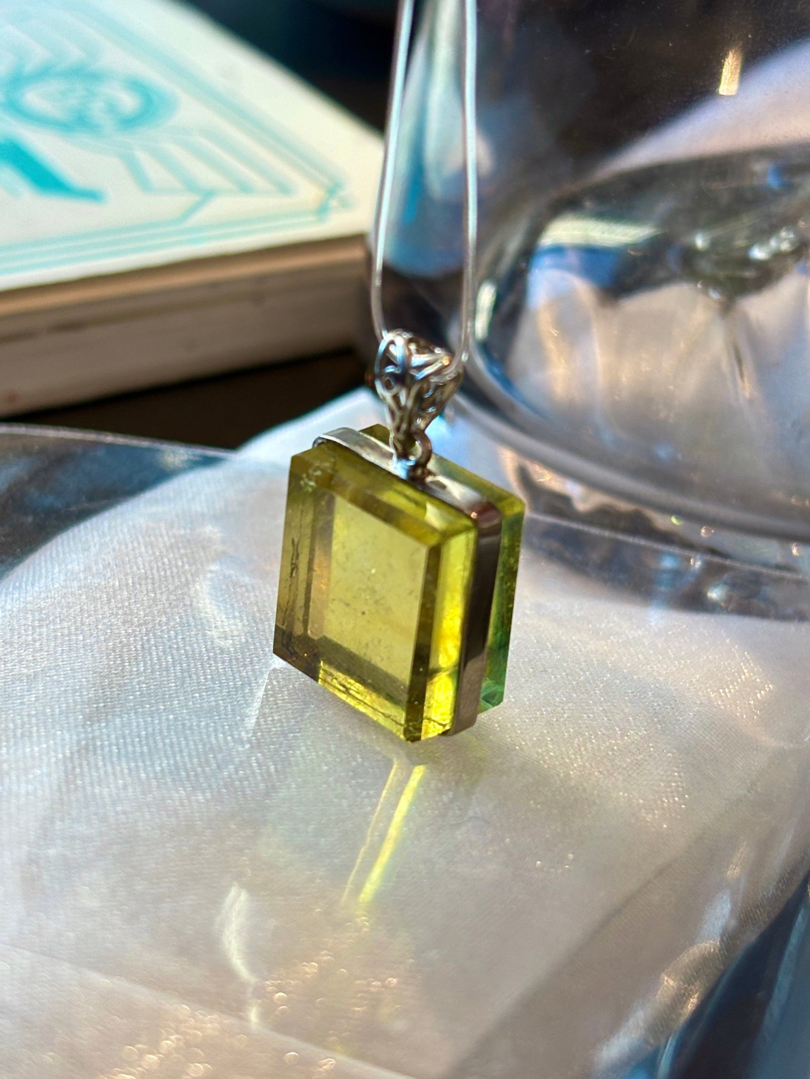 An Exquisite Sterling Silver Inlaid Aquamarine Pendant: An Exquisite Sterling Silver Inlaid Aquamarine Pendant,Size:17.3mmx15.3mmx10mm,Total Weight:6.5g 纯银镶海蓝宝吊坠