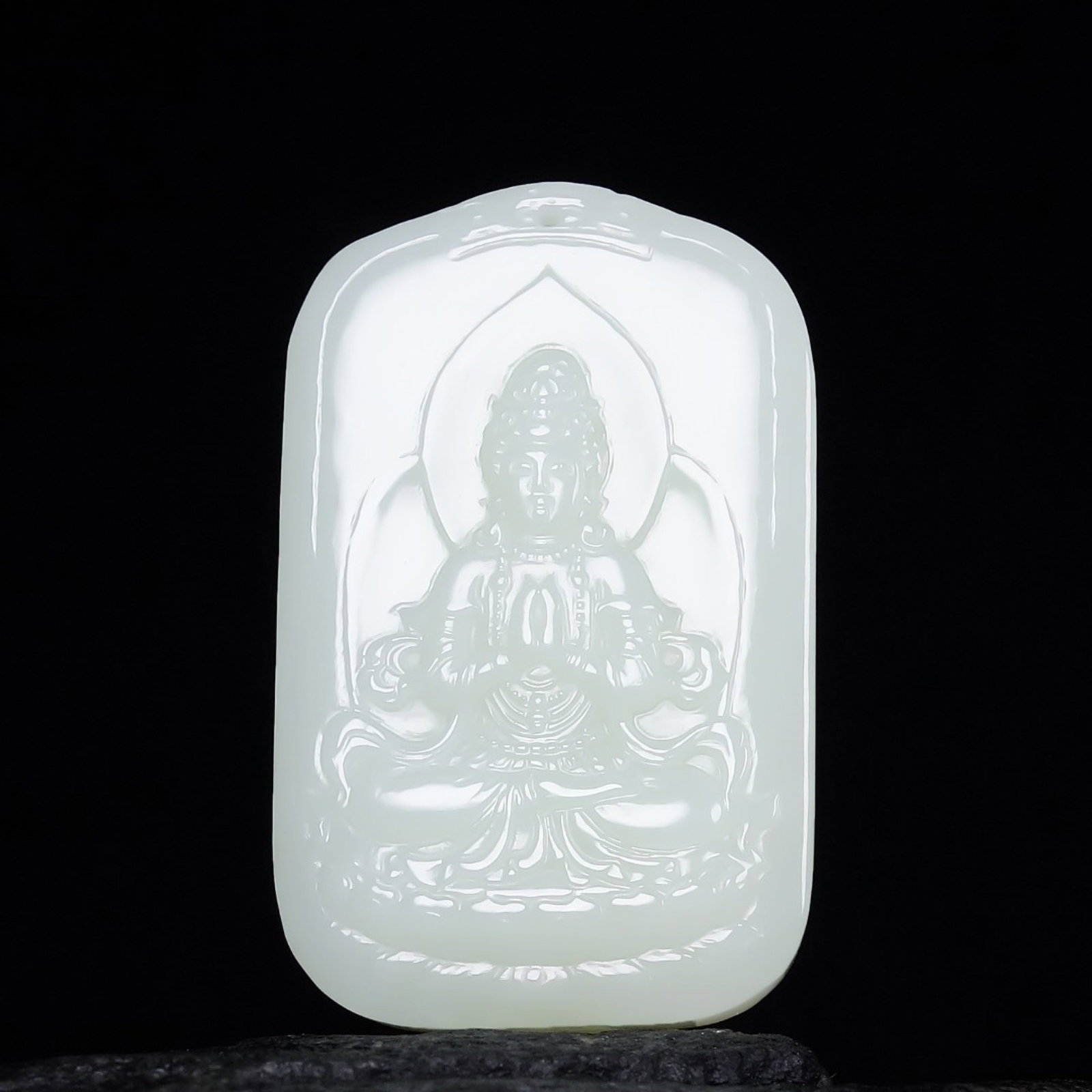 An Exquisite White Jade Statue of Avalokitesvara Pendant: An Exquisite White Jade Statue of Avalokitesvara Pendant,Size:50mmx31mmx9mm 白玉观音像挂件
