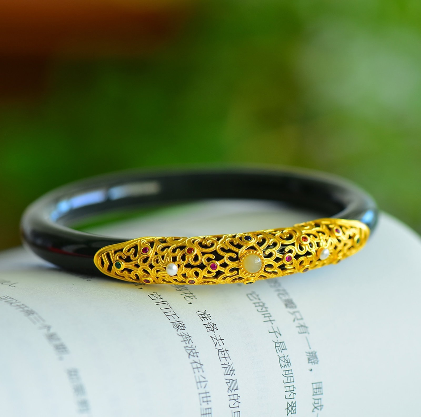An Exquisite Sterling Silver-Gold Plated Inlaid Black Jade Bracelets,Inlaid White Jade: An Exquisite Sterling Silver-Gold Plated Inlaid Black Jade Bracelets,Inlaid White Jade,Size:54mm-62mm 纯银镀金镶黑玉手镯,嵌白玉