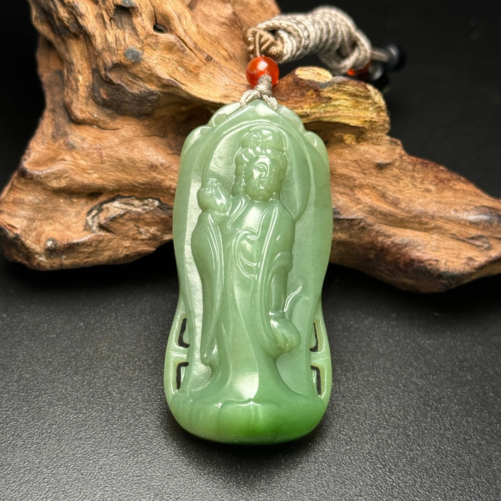 An Exquisite Jasper Statue of Avalokitesvara Pattern Pendant: An Exquisite Jasper Statue of Avalokitesvara Pattern Pendant,Qing Dynasty,China,Size:60mmx28mmx12mm,Weight:33g 碧玉观音像纹挂件,中国清