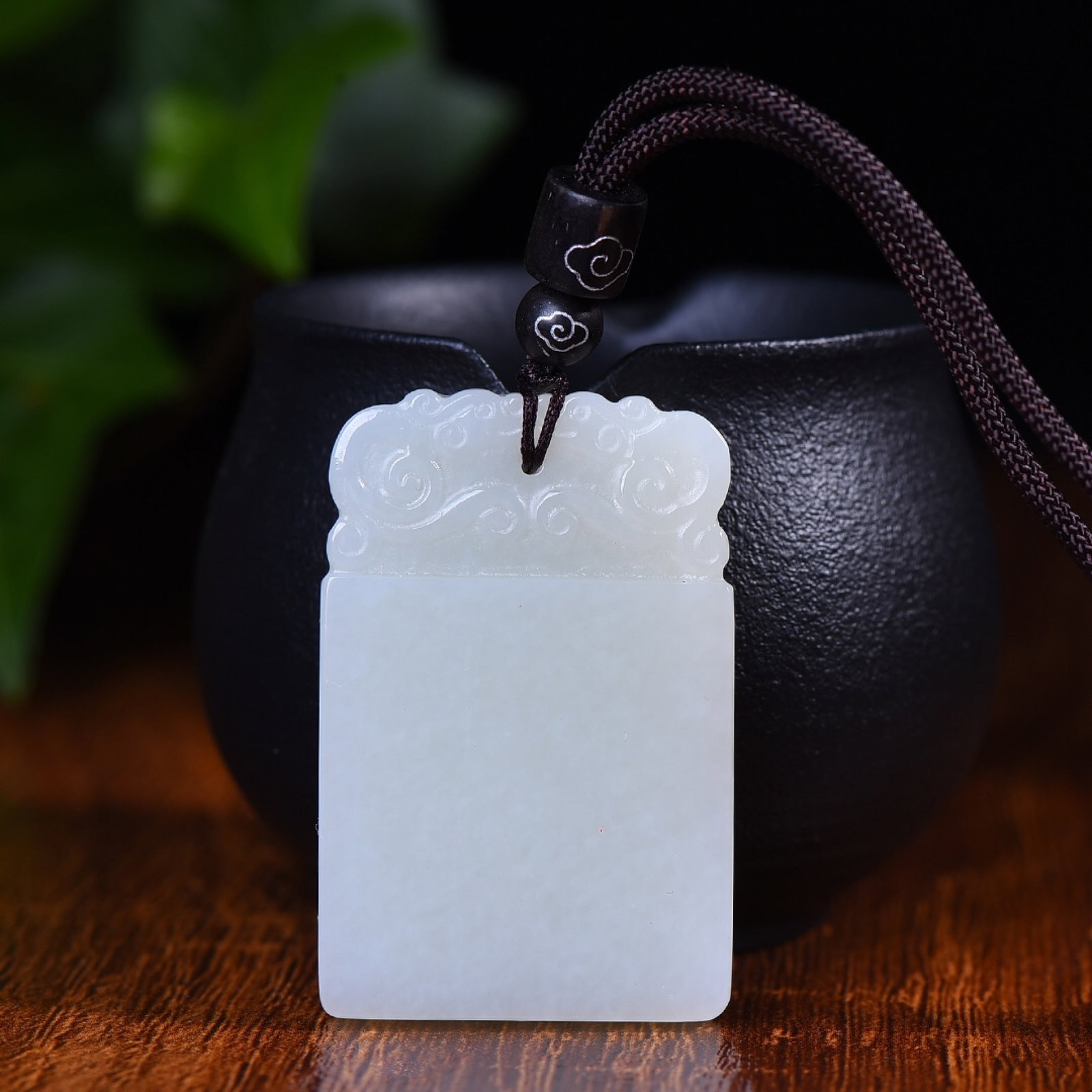An Exquisite White Jade Dragon Pattern Pendant: An Exquisite White Jade Dragon Pattern Pendant,Size:30mmx50mm (寓意)吉祥 平安如意 白玉龙纹牌