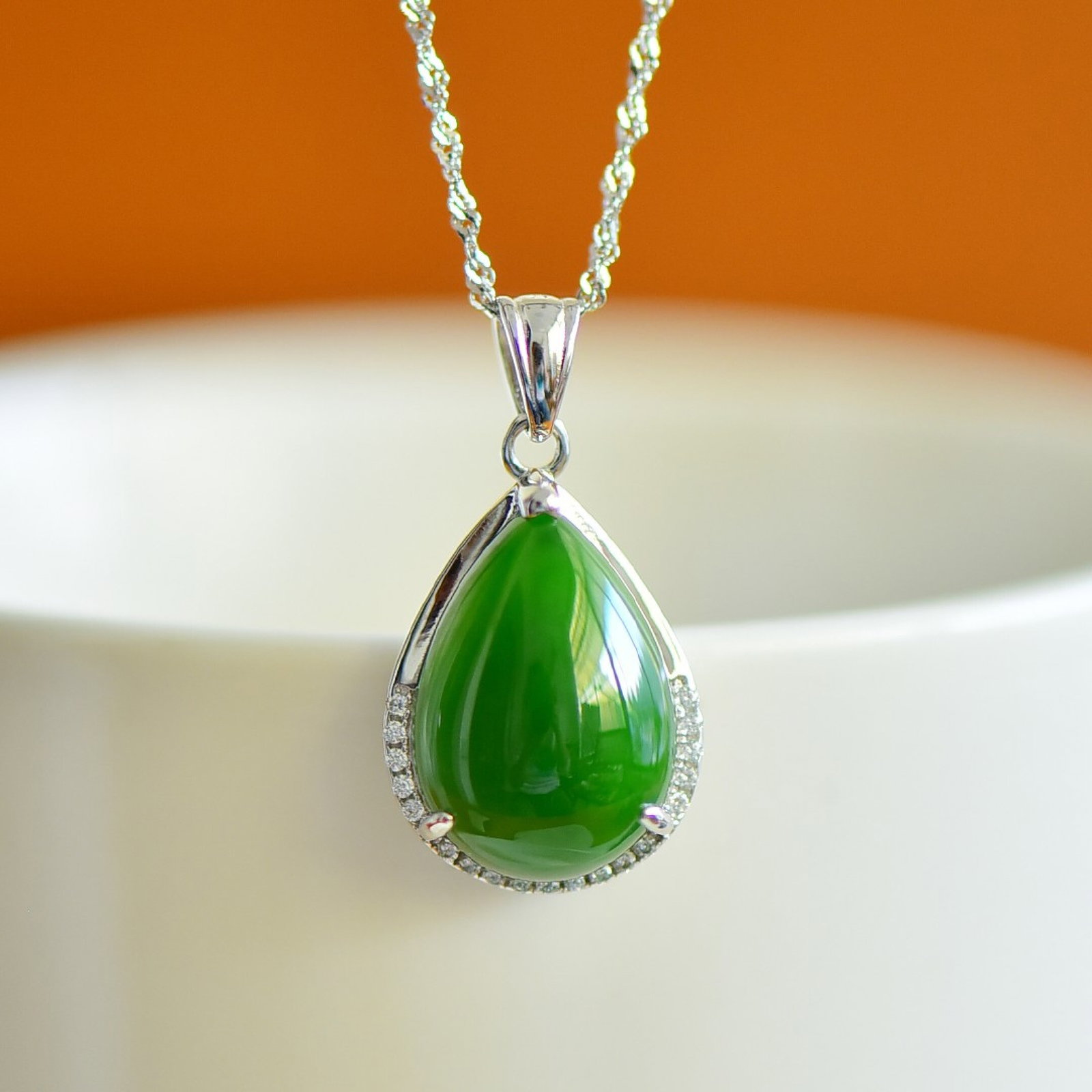 An Exquisite Sterling Silver Inlaid Jasper Pendant,Inlaid Diamonds: An Exquisite Sterling Silver Inlaid Jasper Pendant,Inlaid Diamonds,Size:13mmx18mm 纯银镶碧玉吊坠,嵌钻石