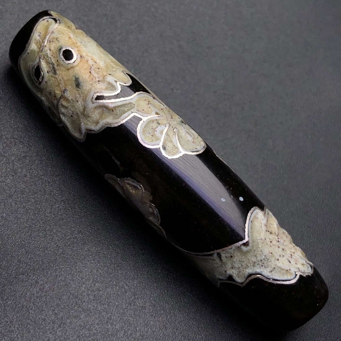 An Exquisite Dragon Pattern Dzi Bead Pendant,Inlaid Silver Wire,With Cinnabar: An Exquisite Dragon Pattern Dzi Bead Pendant,Inlaid Silver Wire,With Cinnabar,Size:58mmx15mm,Weight:18.3g 龙纹天珠挂件,嵌银丝,配朱