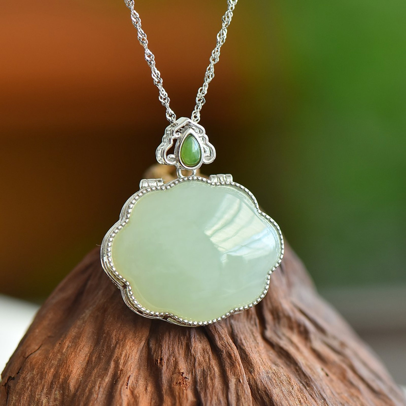 An Exquisite Sterling Silver Inlaid White Jade Pendant: An Exquisite Sterling Silver Inlaid White Jade Pendant 纯银镶白玉吊坠