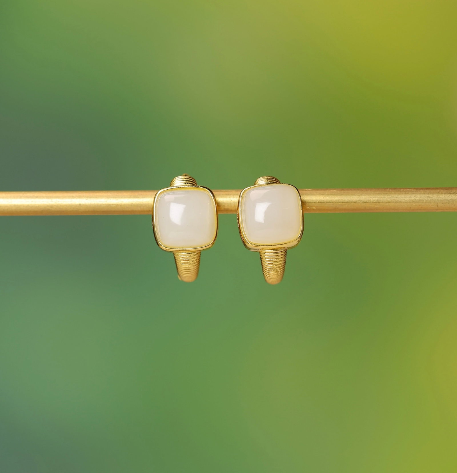 A Pair of Exquisite Sterling Silver-Gold Plated Inlaid White Jade Gourd Earrings: A Pair of Exquisite Sterling Silver-Gold Plated Inlaid White Jade Gourd Earrings,Size:7mmx7mm 一对纯银镀金镶白玉葫芦耳环