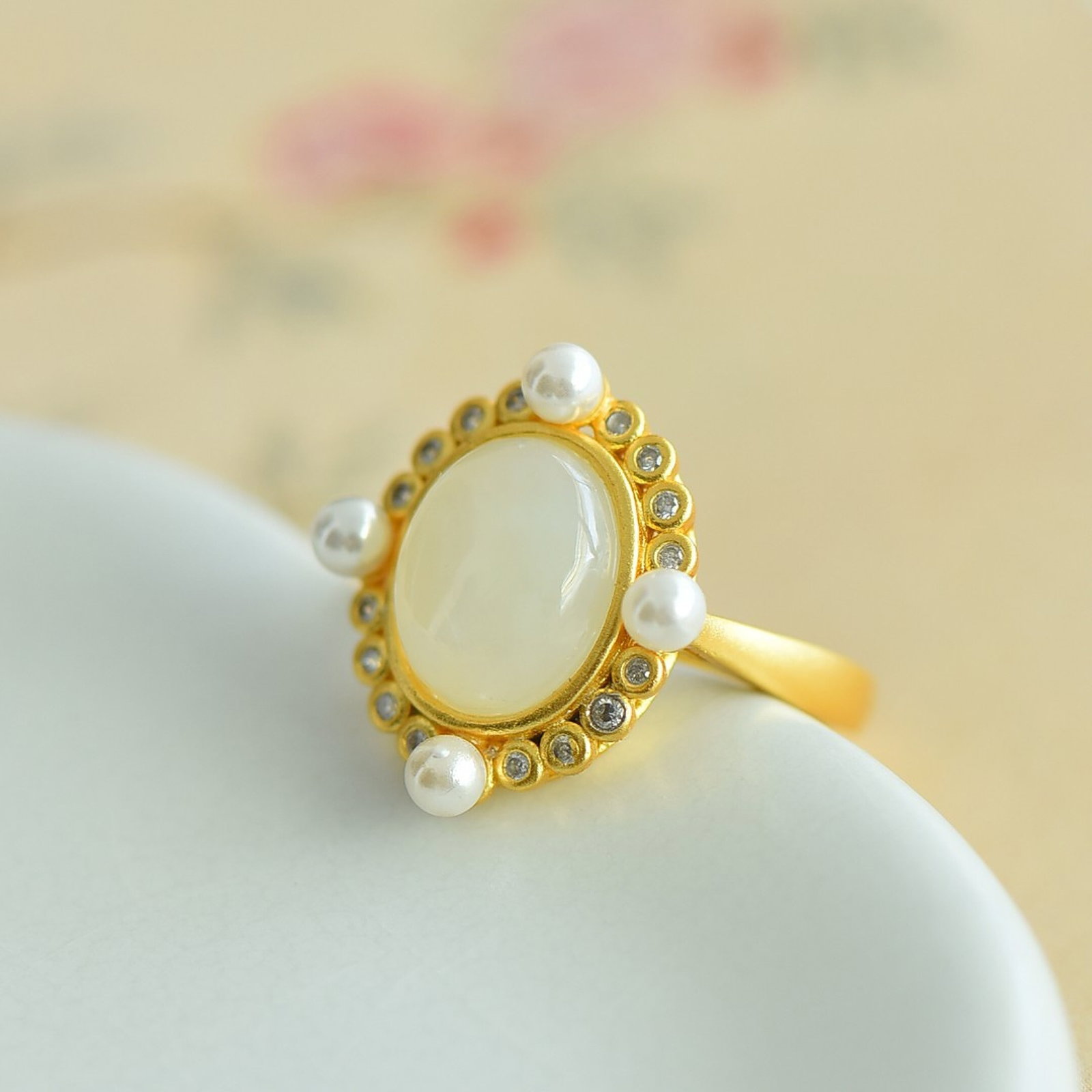 An Exquisite Sterling Silver-Gold Plated Inlaid White Jade Ring,Inlaid Pearl: An Exquisite Sterling Silver-Gold Plated Inlaid White Jade Ring,Inlaid Pearl 纯银镀金镶白玉戒指,嵌珍珠