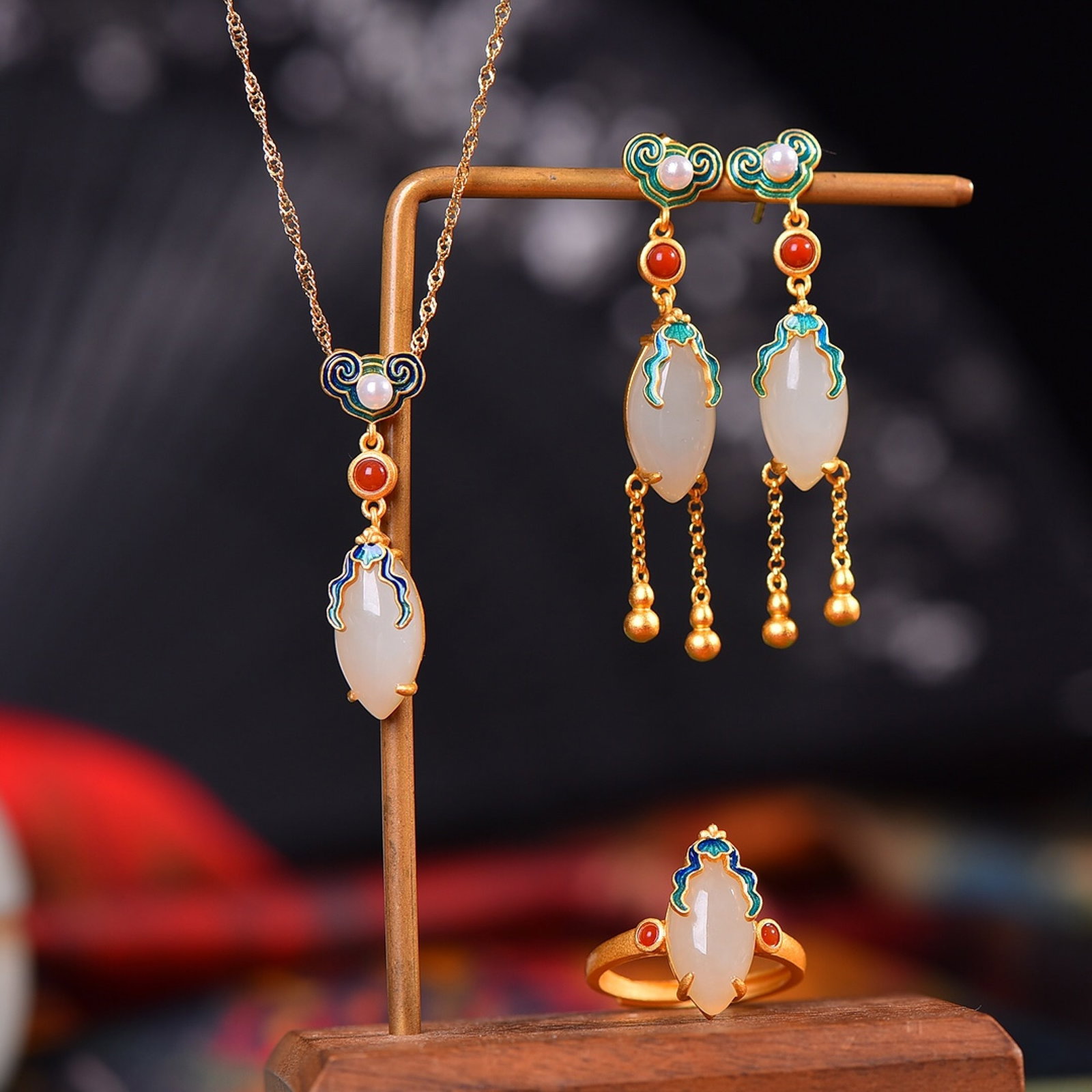 A Set of Fine Sterling Silver-Gold Plated Inlaid White Jade Enamel Jewelrys: A Set of Fine Sterling Silver-Gold Plated Inlaid White Jade Enamel Jewelrys,Size:(Pendant)8mmx16mm,(Earrings)10mmx18mm,(Ring)8mmx16mm 一套纯银镀金镶白&#