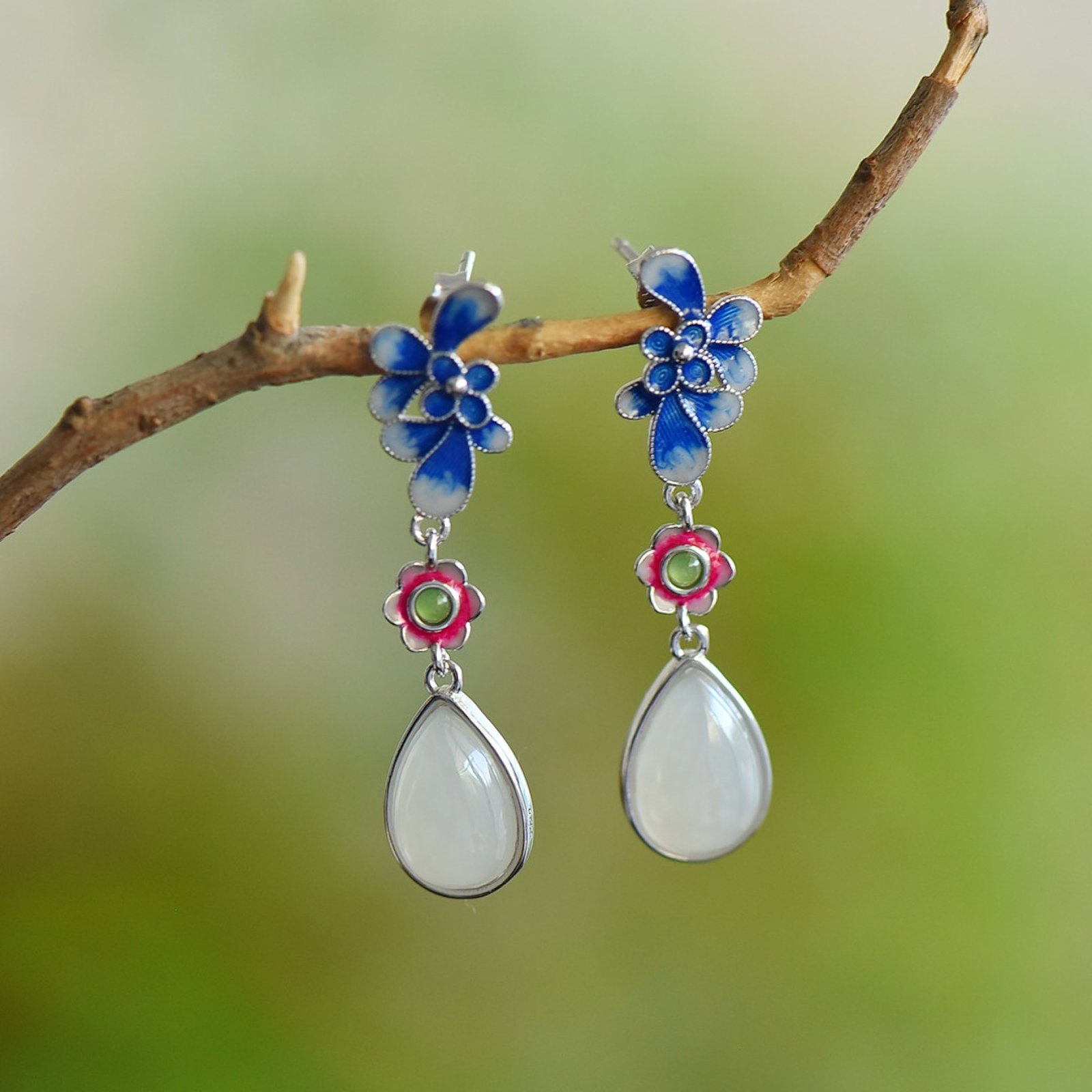 A Pair of Exquisite Sterling Silver Inlaid White Jade Enamel Earrings: A Pair of Exquisite Sterling Silver Inlaid White Jade Enamel Earrings,Size:8mmx12mm 一对纯银镶白玉珐琅耳环