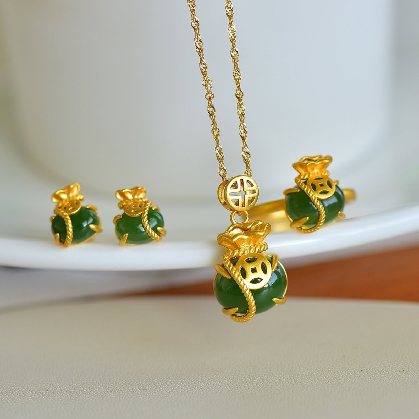 A Set of Fine Sterling Silver-Gold Plated Inlaid Jasper Jewelries: A Set of Sterling Silver-Gold Plated Inlaid Jasper Jewelry , Size :10mmx12mm,8mmx10mm,8mmx6mms 一套纯银镀金镶碧玉首饰,尺寸