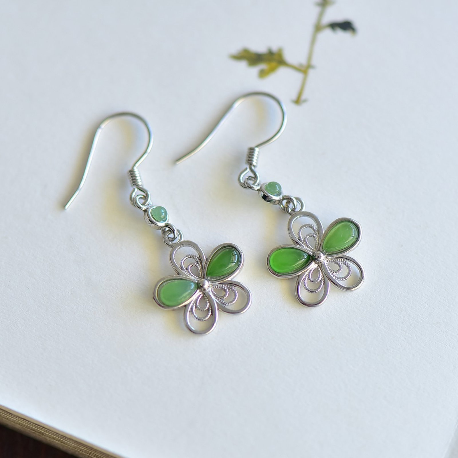 A Pair of Exquisite Sterling Silver Inlaid Jasper Earrings: A Pair of Exquisite Sterling Silver Inlaid Jasper Earrings,Size:3mmx5mm 一对纯银镶碧玉耳环
