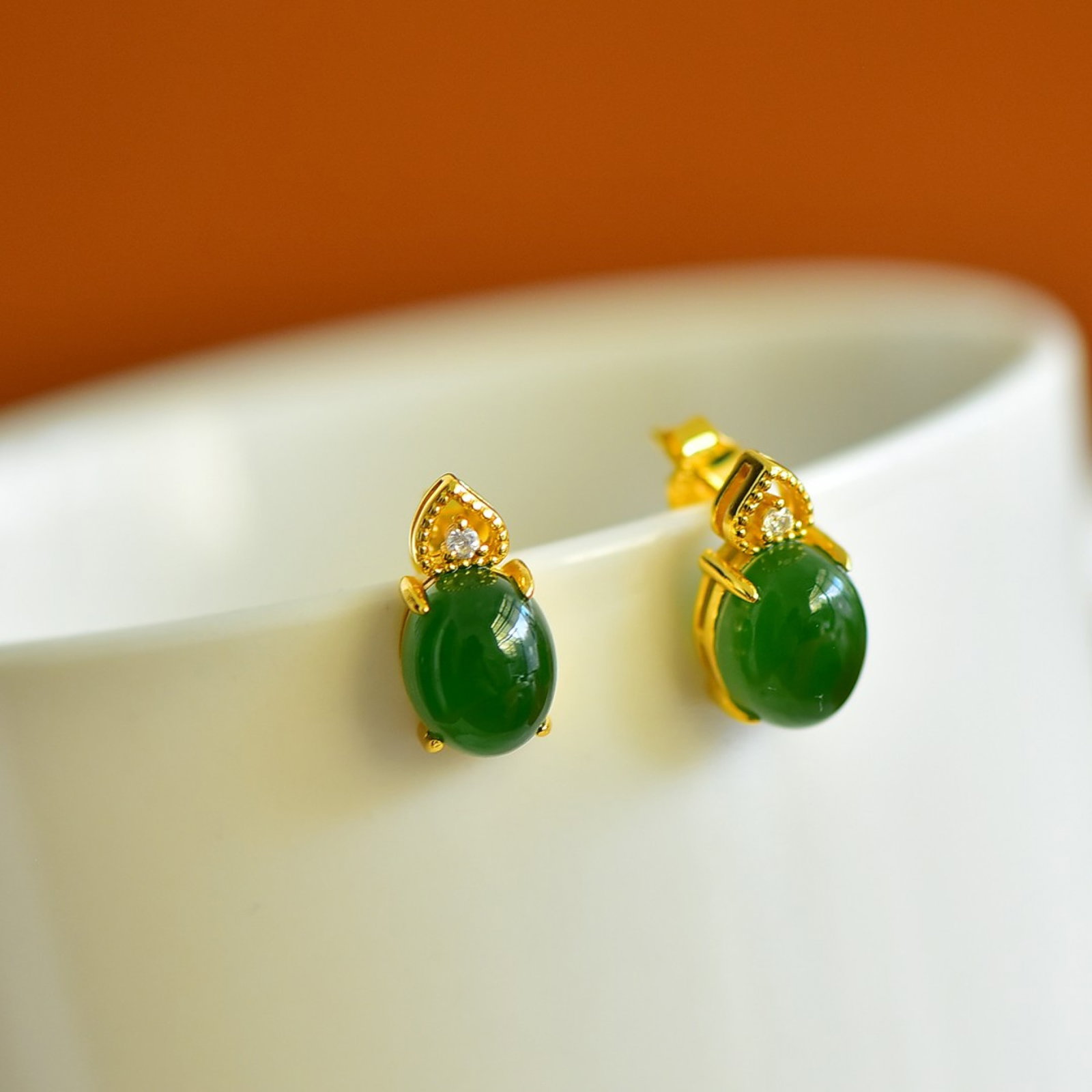 A Pair of Exquisite Sterling Silver-Gold Plated Inlaid Jasper Earrings: A Pair of Exquisite Sterling Silver-Gold Plated Inlaid Jasper Earrings,Size:8mmx10mm 一对精美的纯银镀金镶碧玉耳钉
