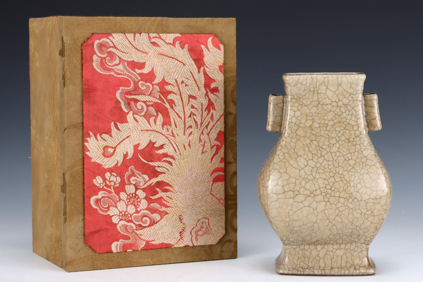 An Exquisite Ge yao Double-Ears Vase: An Exquisite Ge yao Double-Ears Vase,Song Dynasty,China,Size:9.3inx6.2in 哥窑双耳瓶,中国宋代