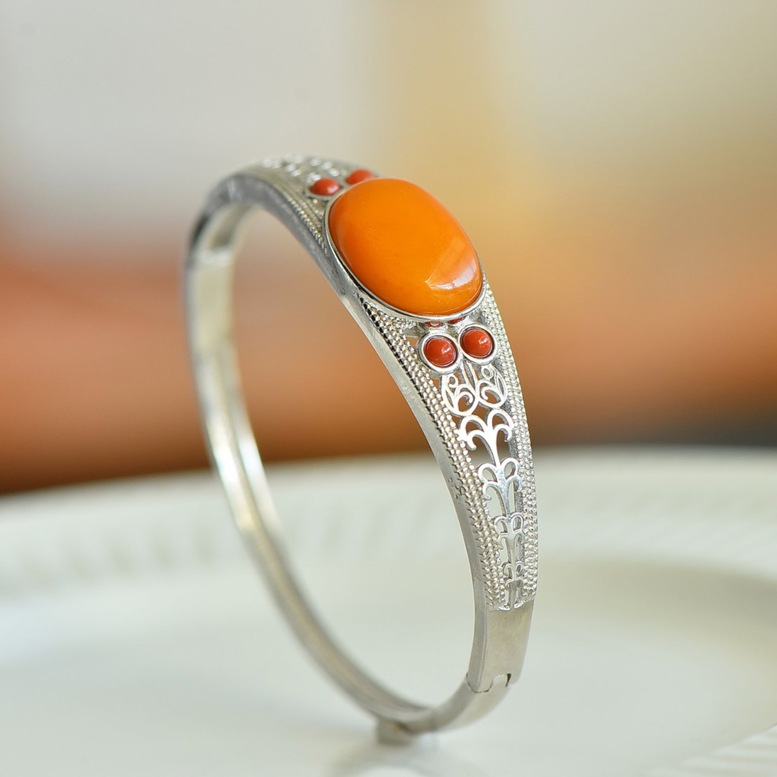 An Exquisite Sterling Silver Inlaid Beeswax Bracelets,Inlaid Agate: An Exquisite Sterling Silver Inlaid Beeswax Bracelets,Inlaid Agate,Size:13mmx18mm 纯银镶蜜蜡手镯,嵌玛瑙