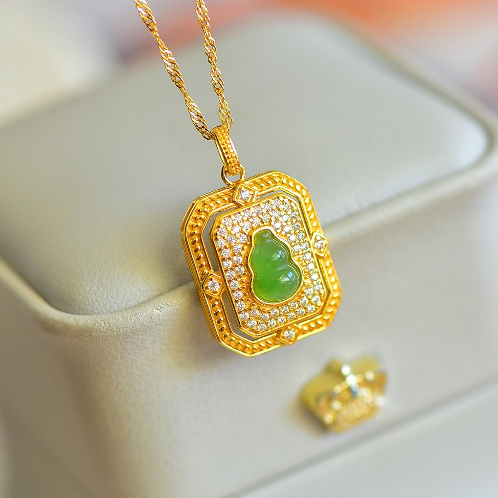 An Exquisite Sterling Silver-Gold Plated Inlaid Jasper Gourd Pendant,Inlaid Diamond: An Exquisite Sterling Silver-Gold Plated Inlaid Jasper Gourd Pendant,Inlaid Diamond,Size:5mmx7mm